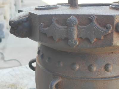 晚清，铸铁制造，千秋如意，福寿一体小茶炉一件。形壮象个鼓，并且上下两趟鼓钉，顶部铸有，千秋如意四个字，转圈铸有六个蝙蝠，两个兽头。底部炉条和炉身一体。整体造型美观大气，寓意深远，全品完整无残，包老。 尺寸直径19/高23Cm  重8.1斤 - 晚清，铸铁制造，千秋如意，福寿一体小茶炉一件。形壮象个鼓，并且上下两趟鼓钉，顶部铸有，千秋如意四个字，转圈铸有六个蝙蝠，两个兽头。底部炉条和炉身一体。整体造型美观大气，寓意深远，全品完整无残，包老。 尺寸直径19/高23Cm  重8.1斤