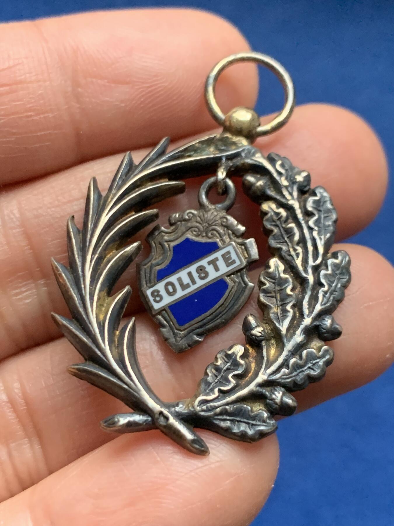 《竞宝斋》第463-465场 周日，周一，周二，3场连拍 （全场包邮）欢迎送拍 法国棕榈叶银质奖章，叶柄上野猪头银标，颁给音乐独奏者，重10.45克，30*38mm。