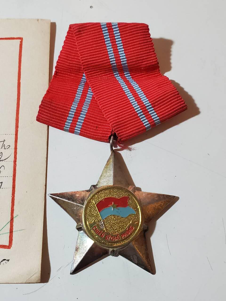 韵星假日军品类拍卖第三十九期暨默多克中校夫妇专场 -- Rimey Holidays Militaria Auction 39 & The Modoks Collection  越南南方共和国（越共）越战战时二级解放战士勋章 早期白铜镀银版本  非常厚重 漆面未掉 实发白铜稀有 非后期铝制作 