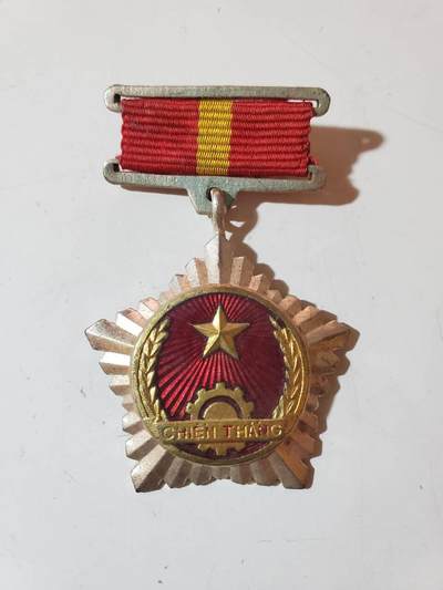 韵星假日军品类拍卖第三十九期暨默多克中校夫妇专场 -- Rimey Holidays Militaria Auction 39 & The Modoks Collection  - 越南民主共和国（北越）一级战胜奖章 颁发给参加越战的军官指挥官 好品 少见越南珐琅