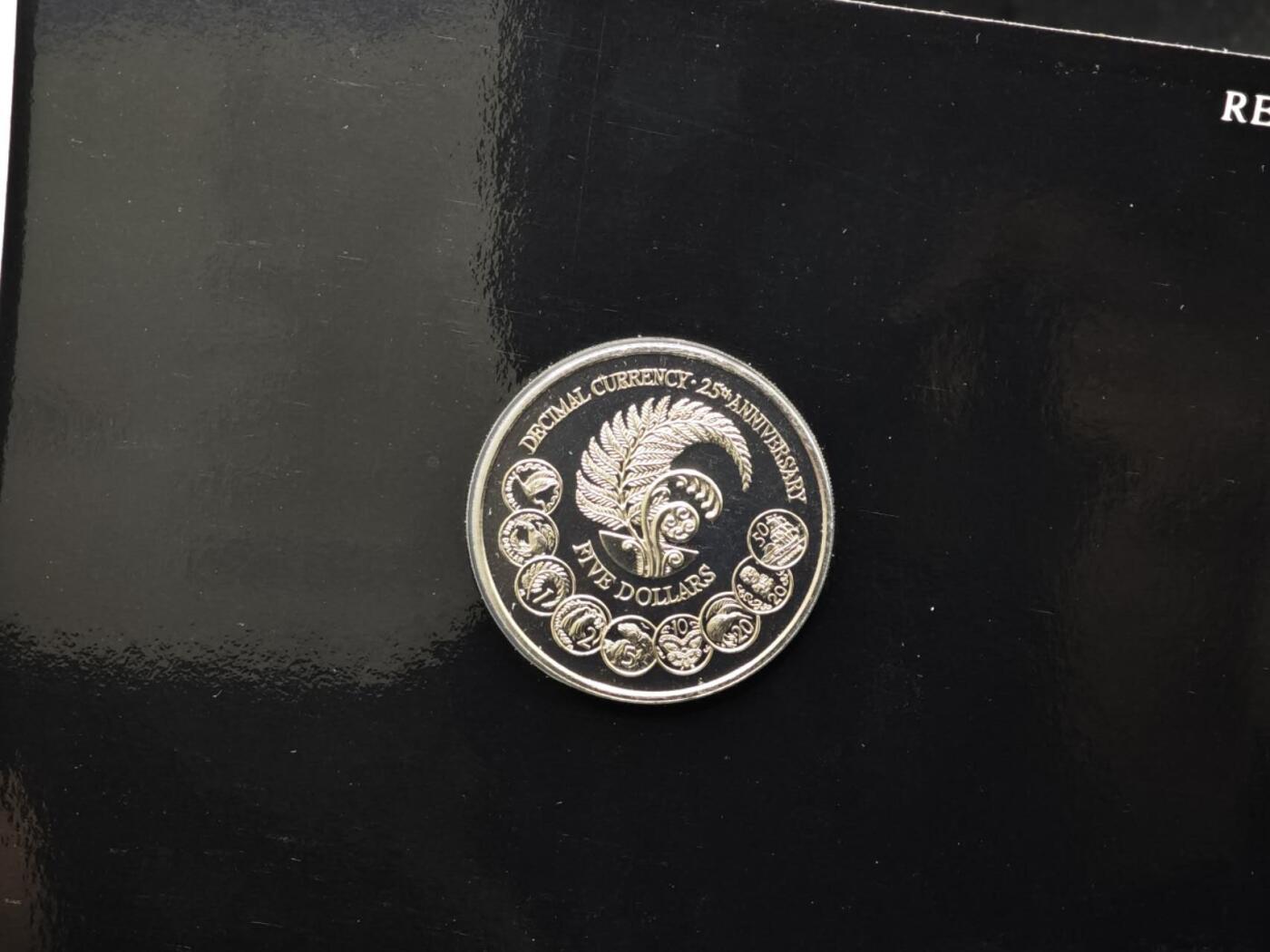 【淘币小摊】限时拍第八百六十二拍  克朗币邮币封场  满百包邮可预留两周  周一统一发货  新西兰1992年货币25周年纪念1元纪念币卡册