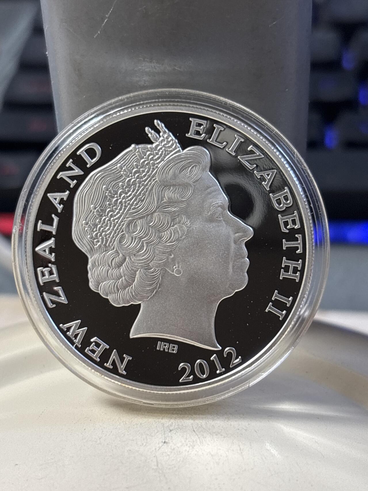 第190期拍卖 新西兰2012年伊丽莎白二世登基60周年彩色1盎司纪念银币，999银