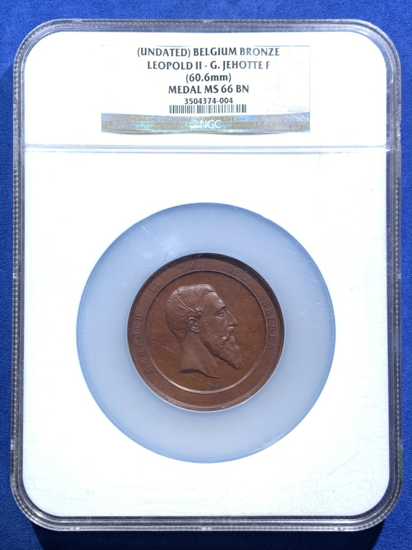 《竞宝斋》第463-465场 周日，周一，周二，3场连拍 （全场包邮）欢迎送拍 NGC MS66BN 比利时利奥波德二世的君主世系群像大铜章，老盒严评，大尺寸铜章，约108克，红棕色包浆状态极佳。正面为利奥波德二世侧像，背面为历代比利时君主肖像，打制细节极好。超大盒封装，盒子边缘有磕，细节见图。