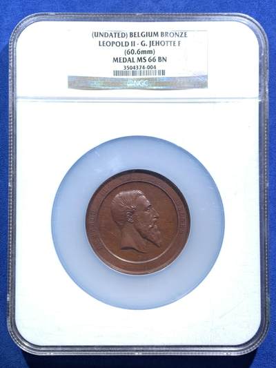 《竞宝斋》第463-465场 周日，周一，周二，3场连拍 （全场包邮）欢迎送拍 - NGC MS66BN 比利时利奥波德二世的君主世系群像大铜章，老盒严评，大尺寸铜章，约108克，红棕色包浆状态极佳。正面为利奥波德二世侧像，背面为历代比利时君主肖像，打制细节极好。超大盒封装，盒子边缘有磕，细节见图。