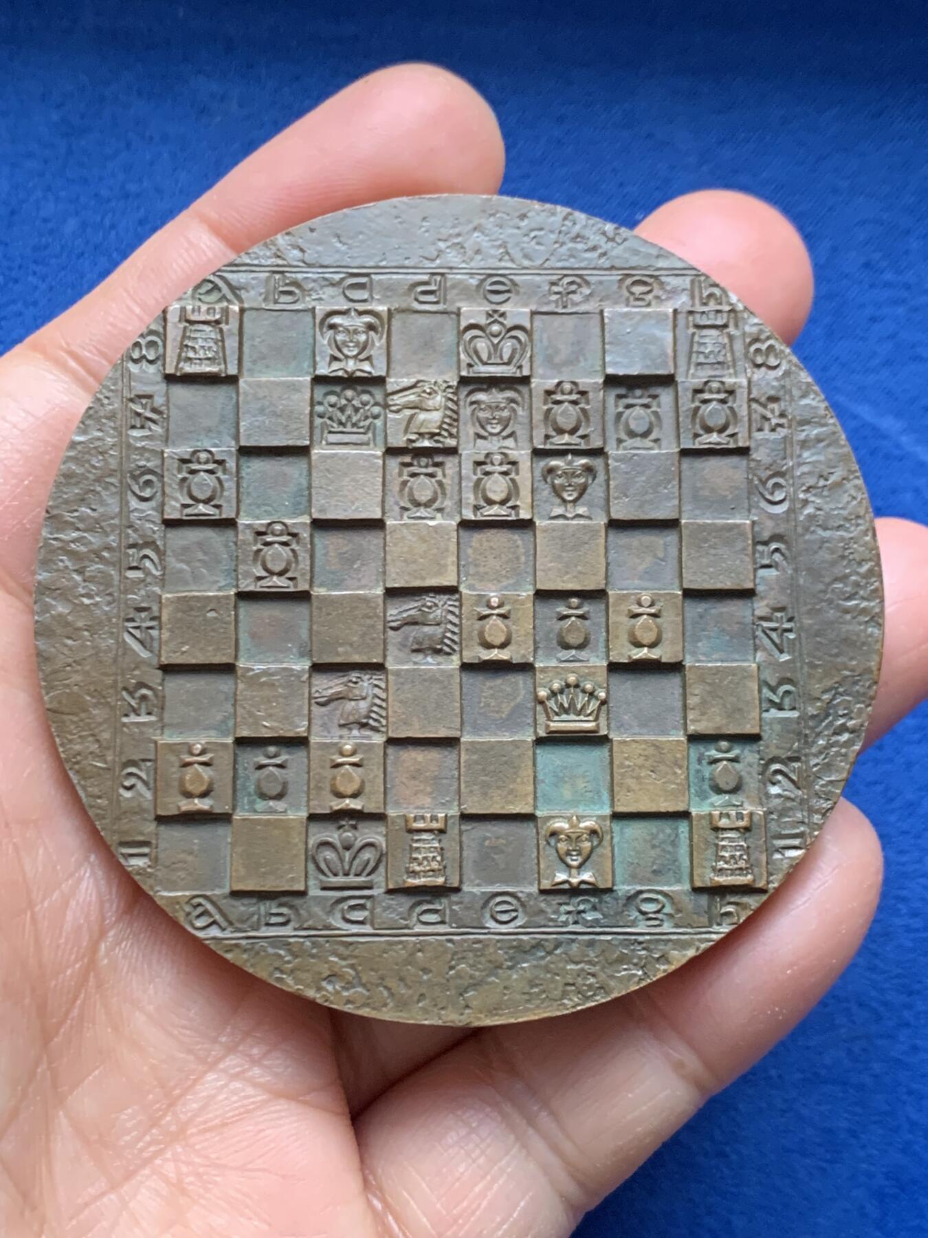 《竞宝斋》第463-465场 周日，周一，周二，3场连拍 （全场包邮）欢迎送拍 国际象棋超高浮雕纪念大铜章 少见 重211克 67.5mm