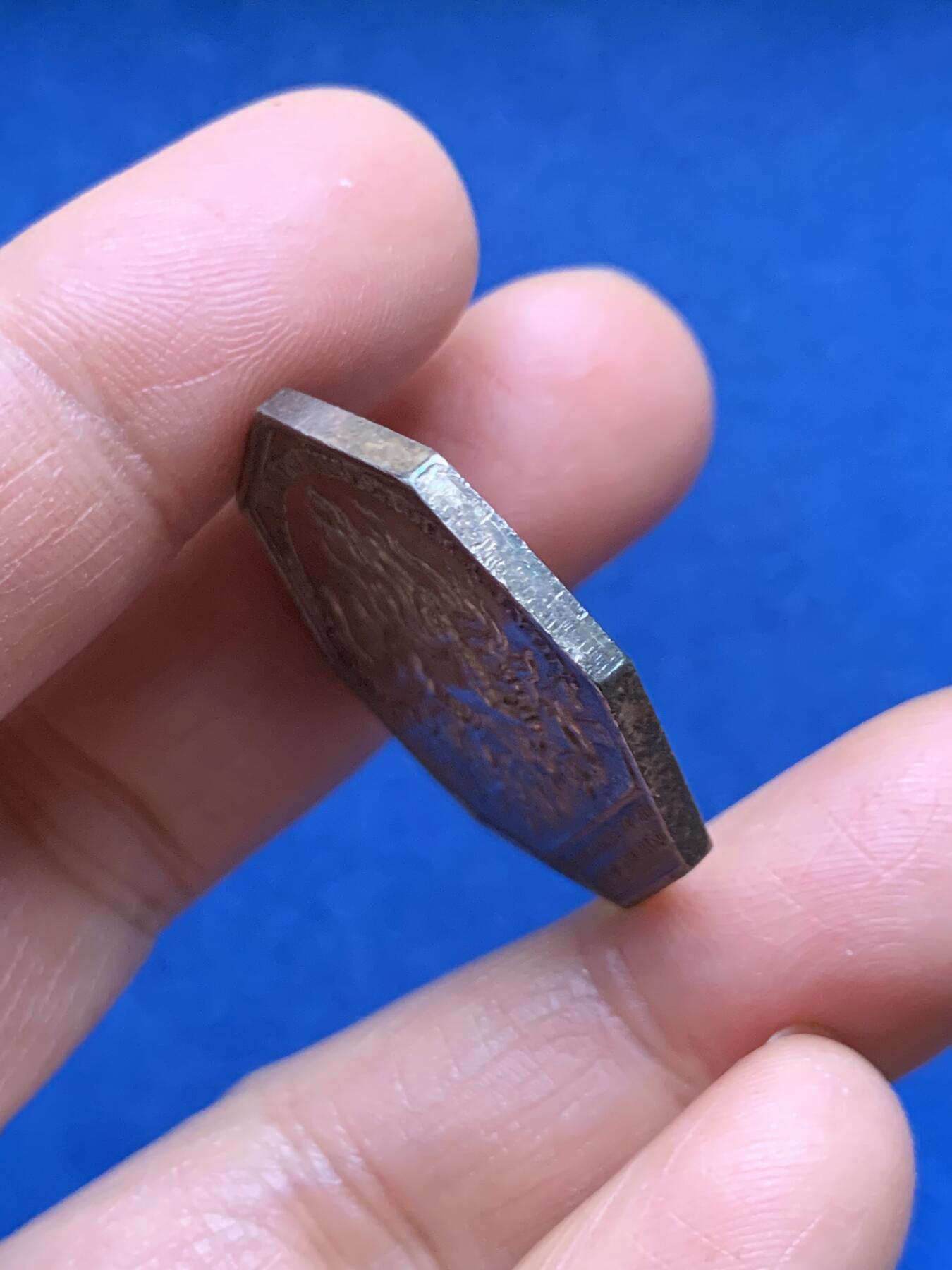 《竞宝斋》第463-465场 周日，周一，周二，3场连拍 （全场包邮）欢迎送拍 法国里昂火灾保险公司银质八角代币 避火兽蝾螈 11.6克 30.2mm 早期无边铭版本 热门品种 值得收藏