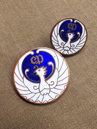 昭和早期凤凰纹铜珐琅转轮版别针版证章一对 纪念章 徽章 胸章 标志牌 带编号 - 昭和早期凤凰纹铜珐琅转轮版别针版证章一对 纪念章 徽章 胸章 标志牌 带编号