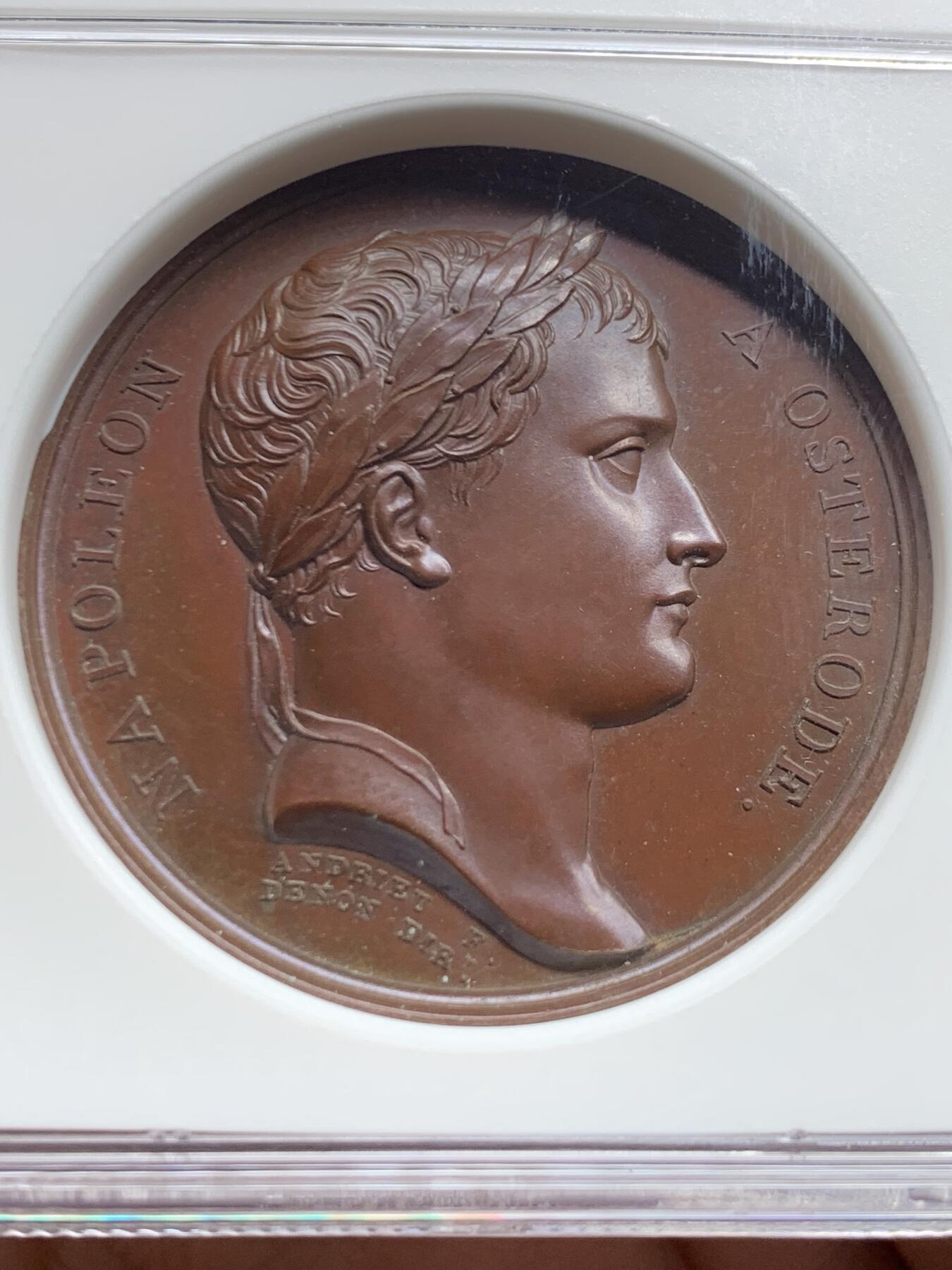 《竞宝斋》第463-465场 周日，周一，周二，3场连拍 （全场包邮）欢迎送拍 NGC MS64BN 法国1807年拿破仑一世在奥斯特罗德原铸铜章，稀少品种，老盒严评，红铜五彩顶级状态，背面为法比乌斯将军，古罗马政治家军事家。