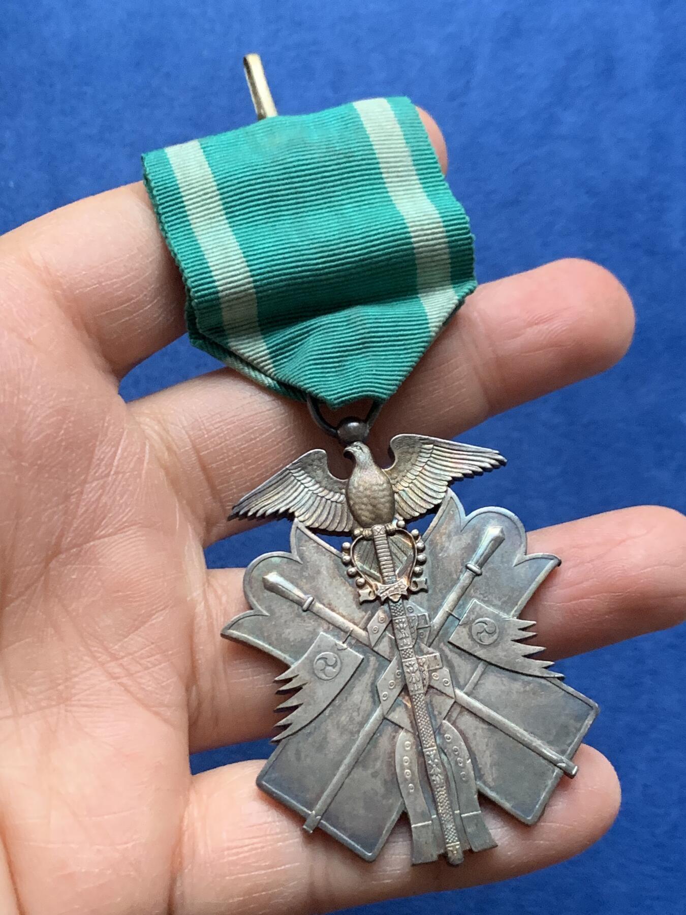 《竞宝斋》第463-465场 周日，周一，周二，3场连拍 （全场包邮）欢迎送拍 日本七等金瓯勋章，银质，重约37.4g