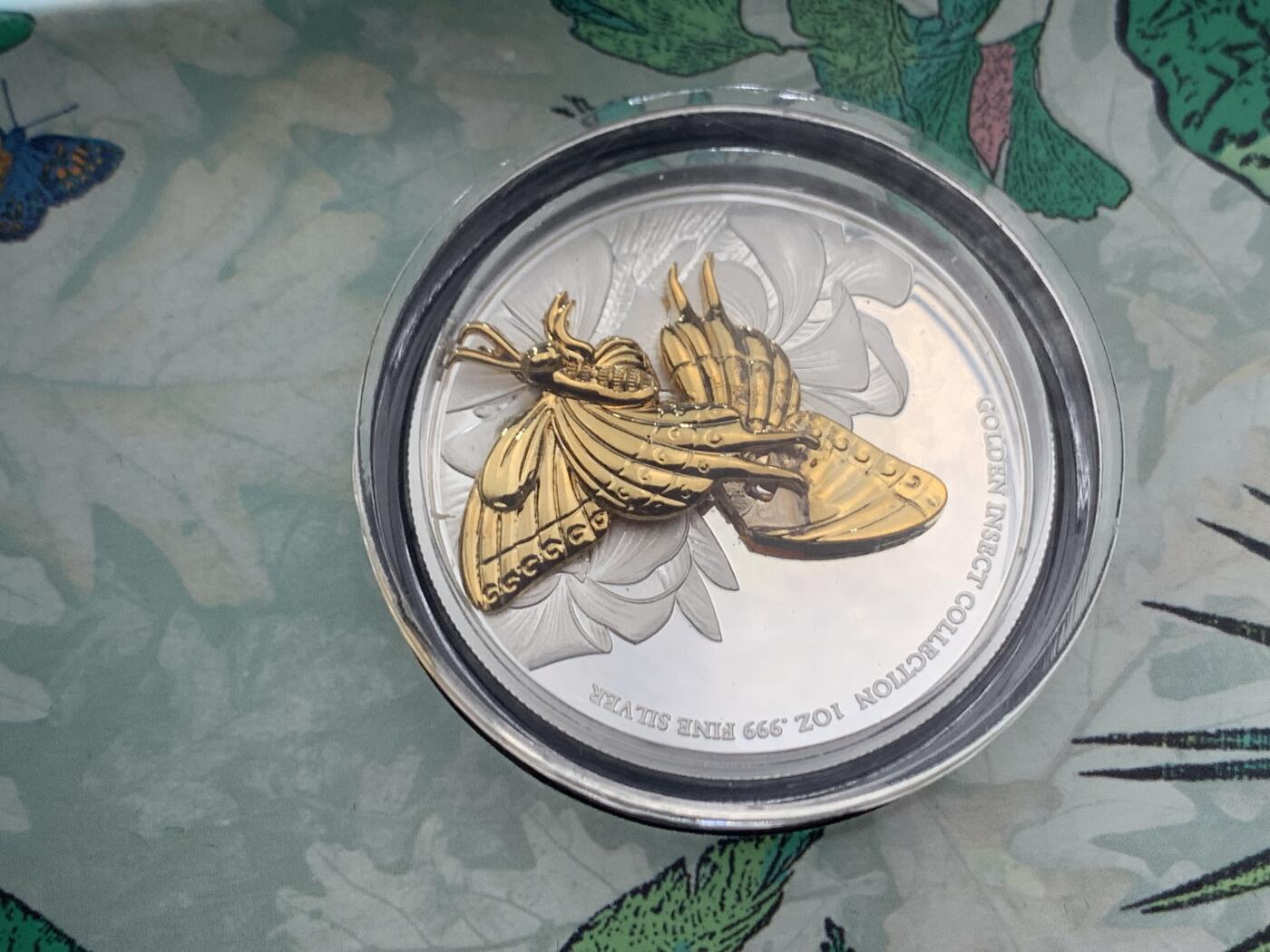 《竞宝斋》第463-465场 周日，周一，周二，3场连拍 （全场包邮）欢迎送拍 萨摩亚2021年5元X3套装精制银币 镀金昆虫-蝴蝶/蜜蜂/瓢虫 3盎司带3D镀金模型（蝴蝶坏了） 发行量：999 盒证全（证在盒子支撑后面）