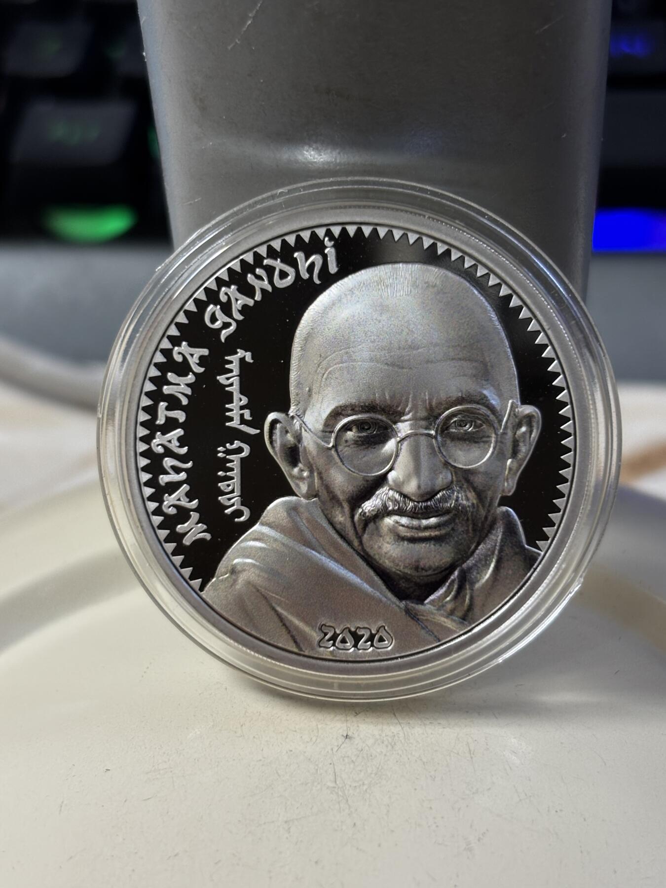 第190期拍卖 蒙古2020年伟人系列印度之父甘地1盎司纪念彩银币，999银，发行1000枚，木盒有破