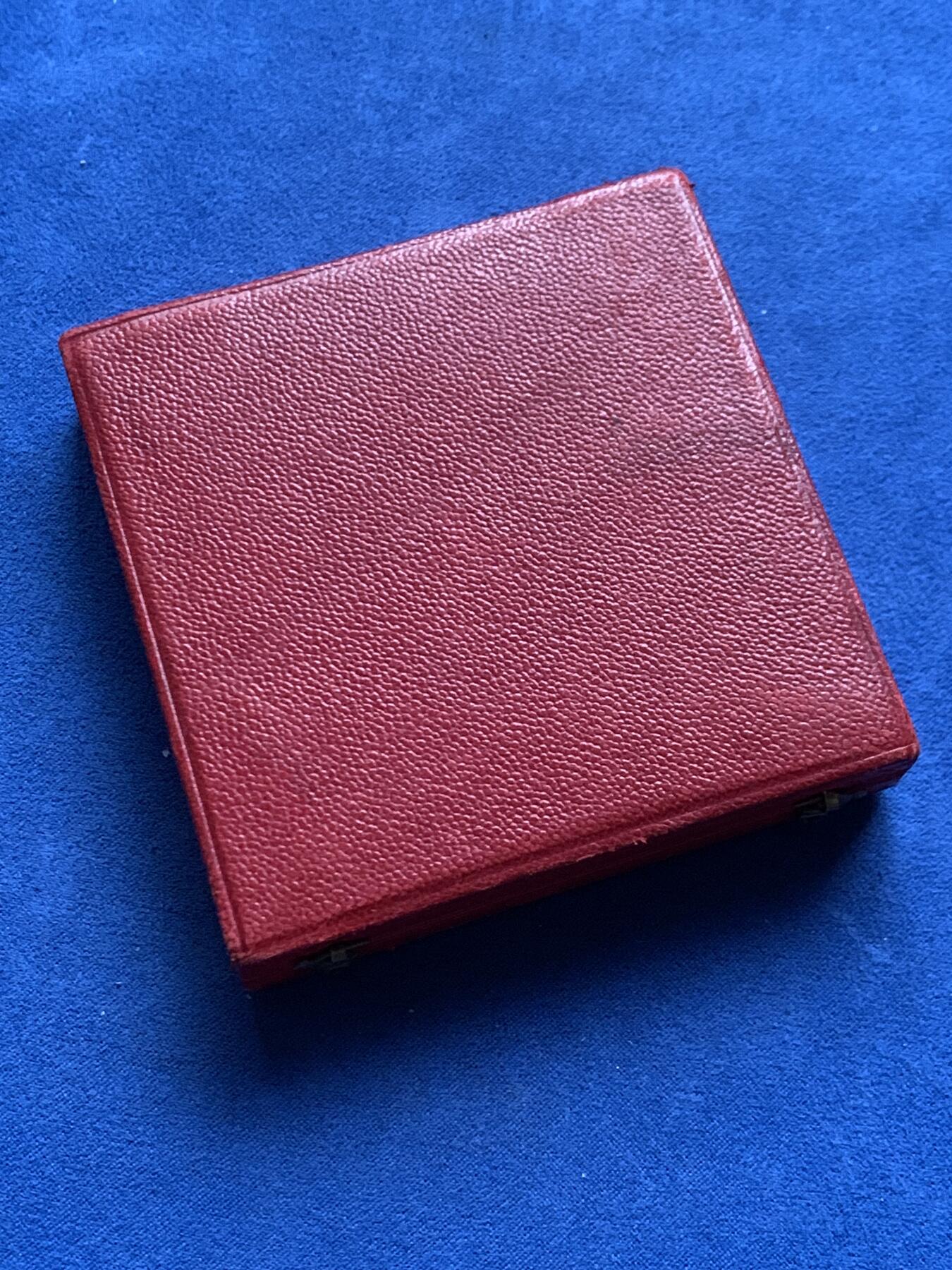 《竞宝斋》第463-465场 周日，周一，周二，3场连拍 （全场包邮）欢迎送拍 新艺术章牌大师罗蒂O.Roty作品，法兰西百年纪念银章，最美戎装玛丽安娜形象，材质950银，边铭丰饶角1argent，直径68mm，重约127.5g，品相如图，带原盒。