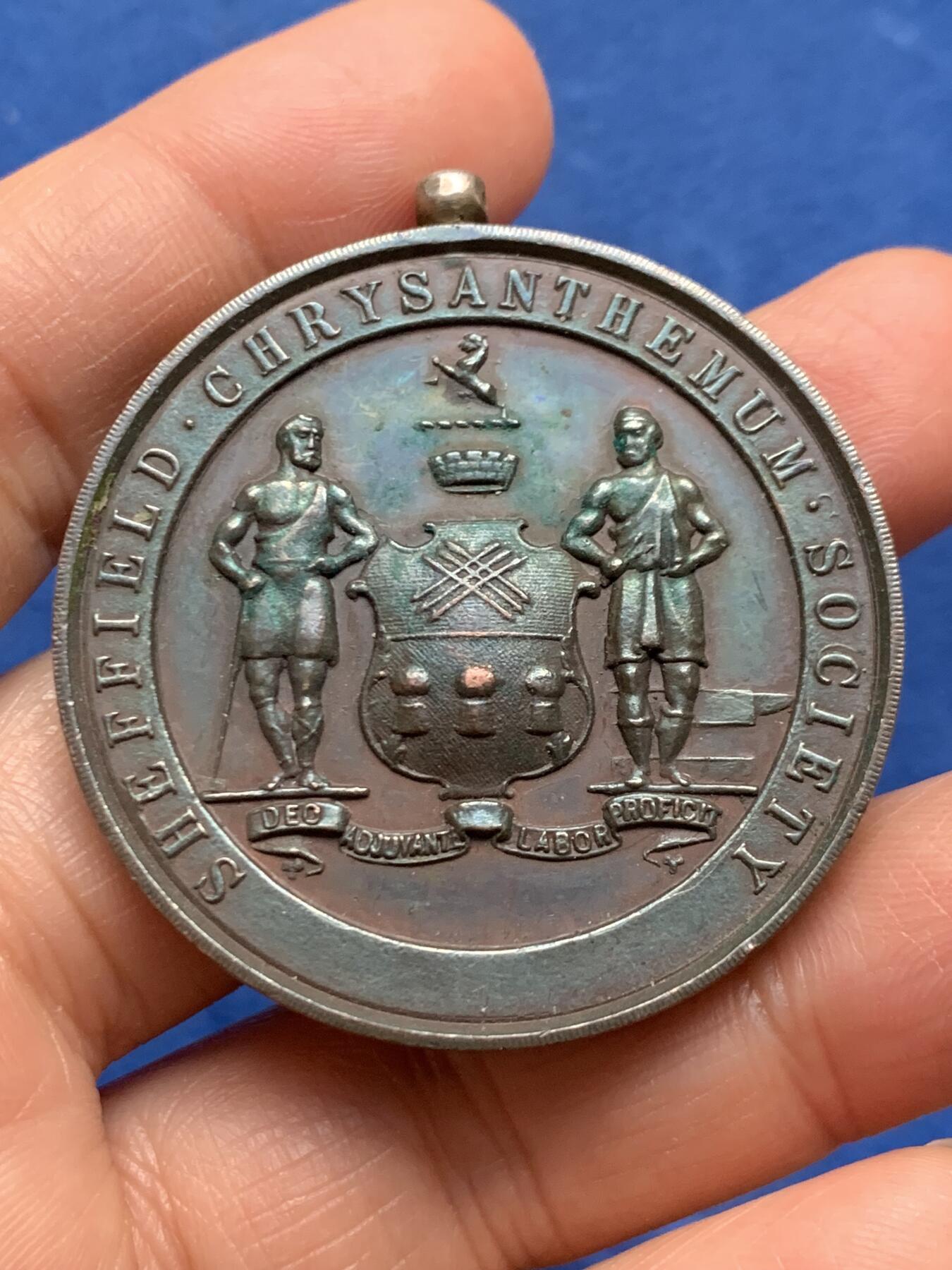 《竞宝斋》第463-465场 周日，周一，周二，3场连拍 （全场包邮）欢迎送拍 英国1924年谢菲尔德花卉菊类种植协会比赛铜章，花卉类高浮雕铜章，优雅美好。45.7克，45mm