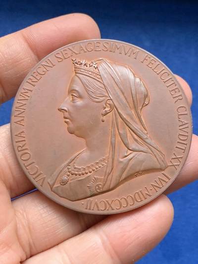 《竞宝斋》第463-465场 周日，周一，周二，3场连拍 （全场包邮）欢迎送拍 - 英国1897年维多利亚女王登基60周年纪念大铜章，经典的小维+老维双面高浮雕头像，一枚即可拥有。赭红巧克力，丝滑底板，状态很好，可送评级。55.3mm 74.7克