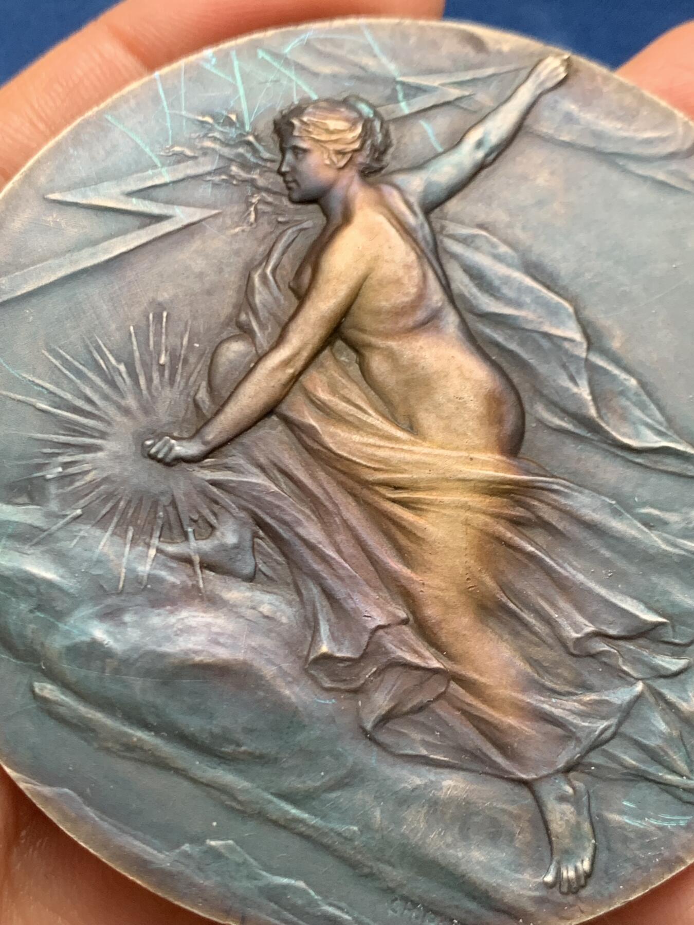 《竞宝斋》第463-465场 周日，周一，周二，3场连拍 （全场包邮）欢迎送拍 法国大银章清凉女神奖，新艺术大师-炫妻狂魔皮列CH.Pillet作品，此章上的女神还是以他老婆为原型。女神从云端向人间挥洒闪电，寓意电力带来光明，背面雕刻是通上电的小山村景色，边铭丰饶角2argent，直径67.2mm，重量99g。