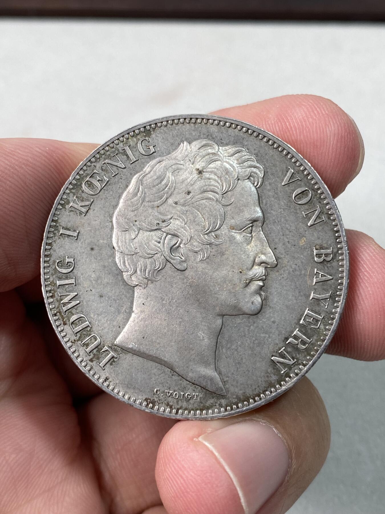 万国钱币拍卖第060期（万国六十期纪念大拍） 1844年德国巴伐利亚路德维希一世统帅堂历史2泰勒 为庆祝统帅堂在慕尼黑落成而发行了此枚历史2泰勒加以纪念，统帅堂的造型模仿了弗洛伦萨佣兵长廊的造型，为了纪念巴伐利亚的统帅和怀念君主时代的辉煌胜利而建，现已成为了慕尼黑的标志性建筑之一。原味五彩转光难得好品收藏级