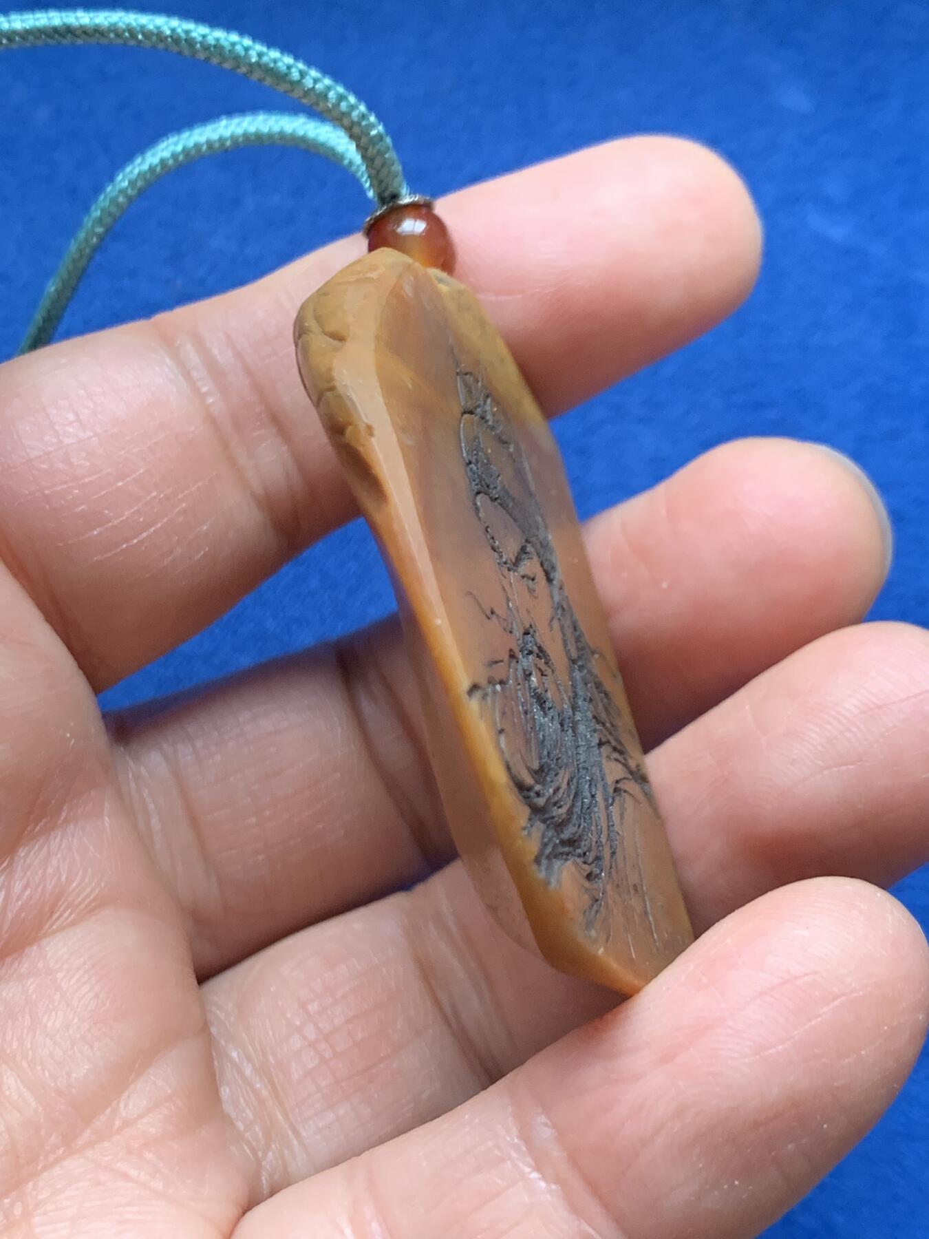 《竞宝斋》第463-465场 周日，周一，周二，3场连拍 （全场包邮）欢迎送拍 黄蜡石石雕·关羽 挂件，也可去绳做手把件，带绳重34.9克。佛教中，供奉关羽的偏殿是主财位，原石切面打磨，关羽的神态，飘逸的胡须刻画细腻