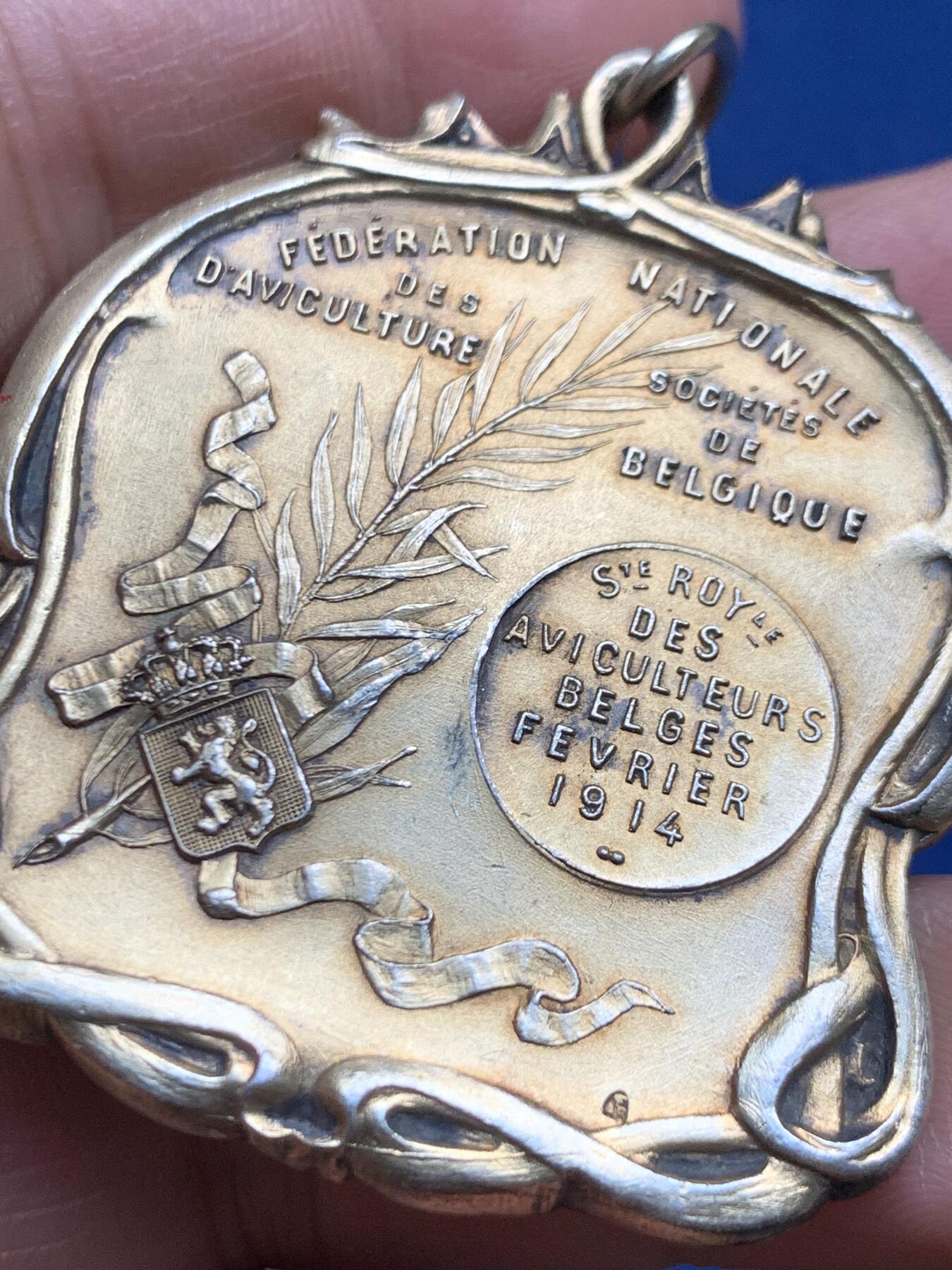 《竞宝斋》第463-465场 周日，周一，周二，3场连拍 （全场包邮）欢迎送拍 1914年比利时皇家家禽饲养异形银章 背面5点钟方向 48克 45*52mm