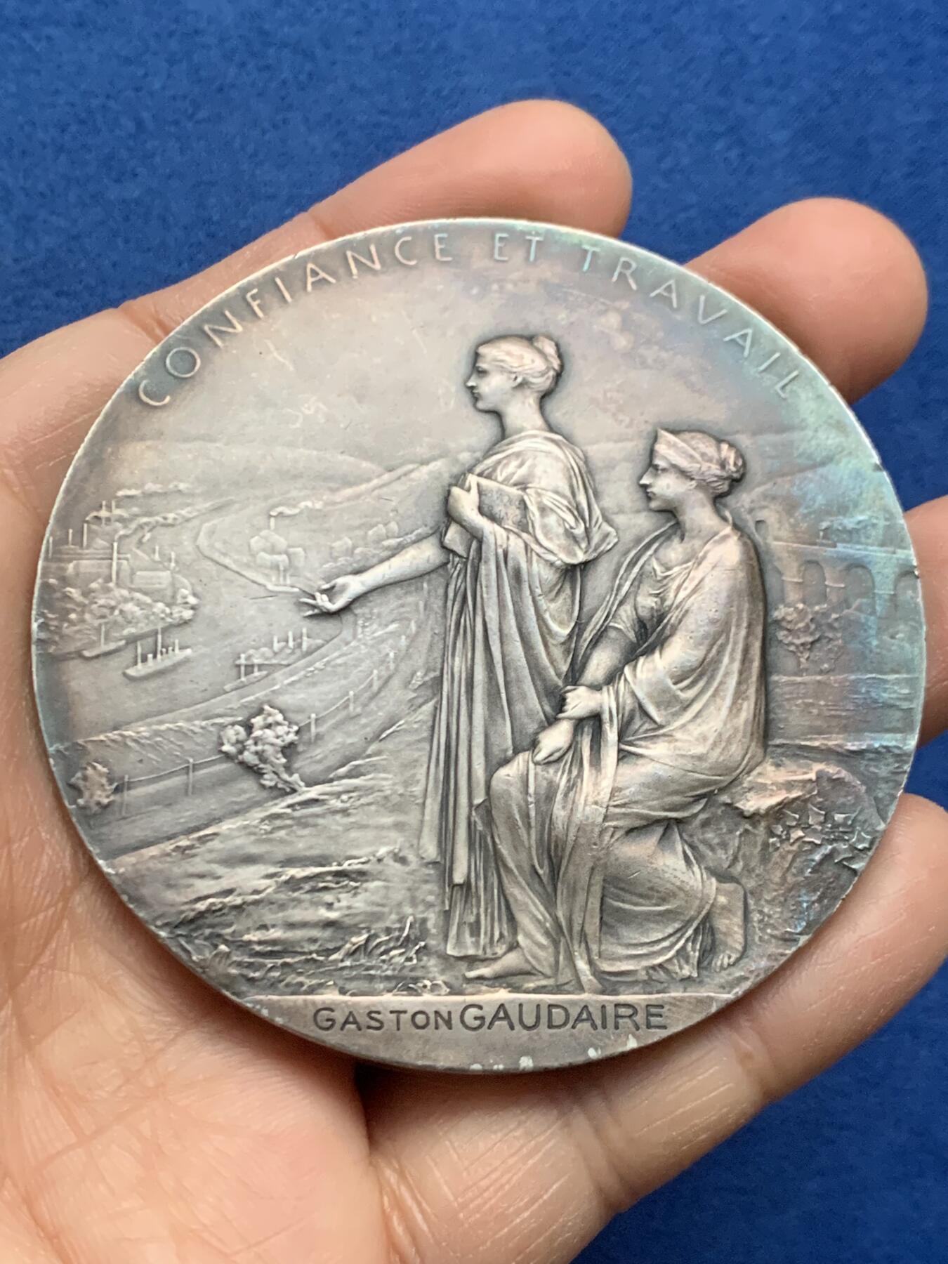 《竞宝斋》第463-465场 周日，周一，周二，3场连拍 （全场包邮）欢迎送拍 新艺术章牌大师罗蒂O.Roty作品，法兰西百年纪念银章，最美戎装玛丽安娜形象，材质950银，边铭丰饶角1argent，直径68mm，重约127.5g，品相如图，带原盒。