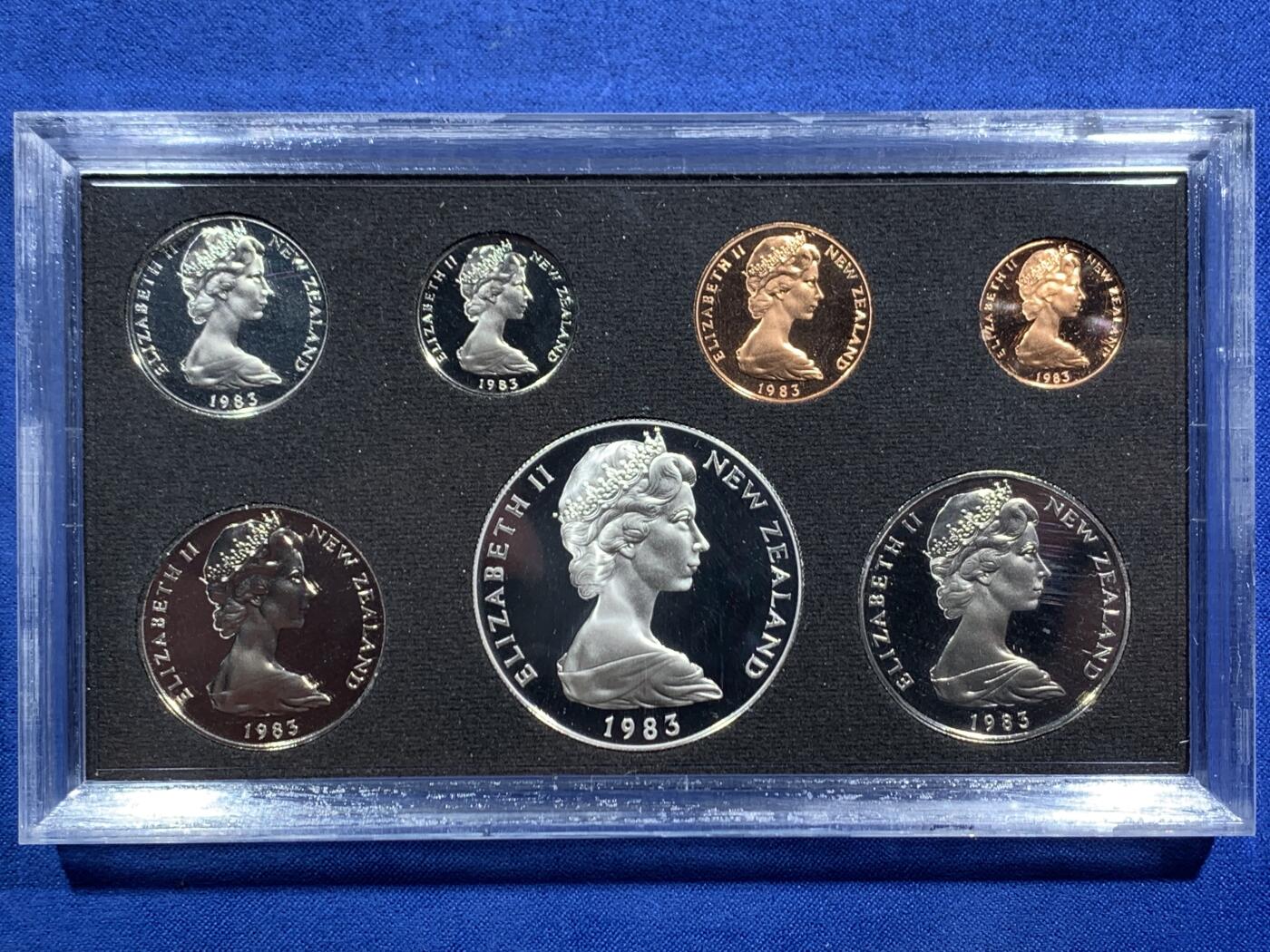 《竞宝斋》第463-465场 周日，周一，周二，3场连拍 （全场包邮）欢迎送拍 新西兰1983年伊丽莎白二世精制套币，其中最大面值的一元为银币，27.216克，925银