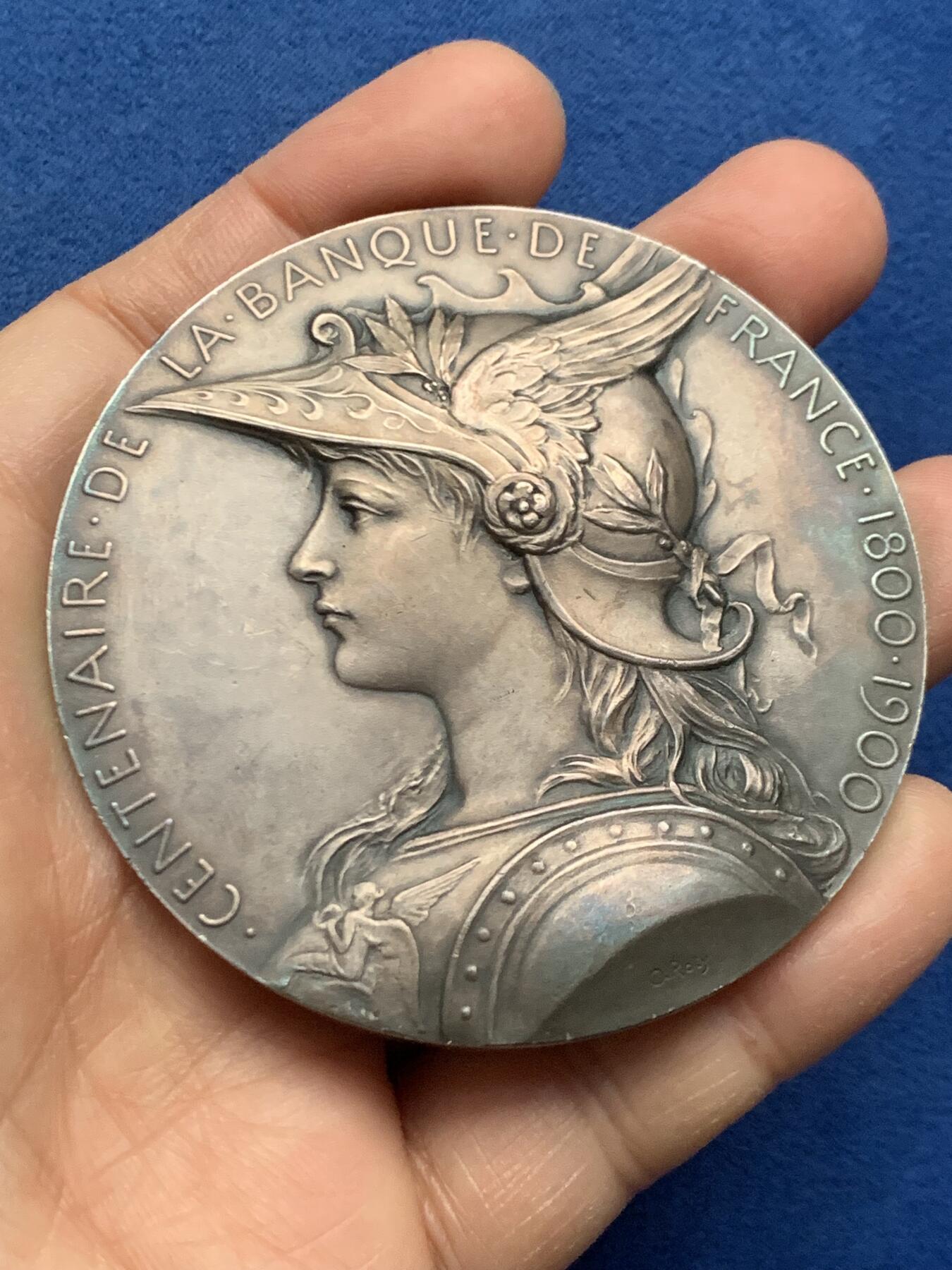 《竞宝斋》第463-465场 周日，周一，周二，3场连拍 （全场包邮）欢迎送拍 新艺术章牌大师罗蒂O.Roty作品，法兰西百年纪念银章，最美戎装玛丽安娜形象，材质950银，边铭丰饶角1argent，直径68mm，重约127.5g，品相如图，带原盒。