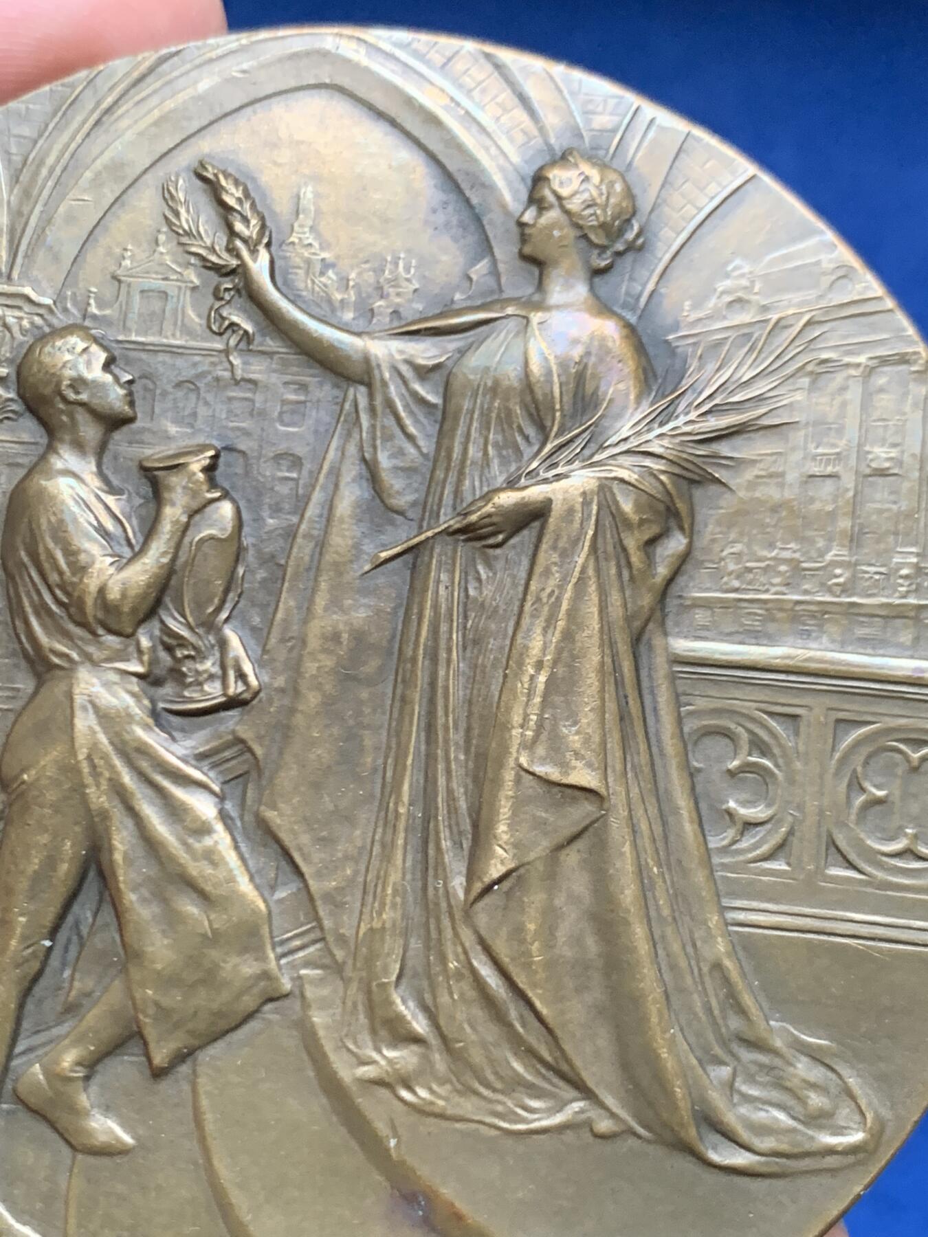 《竞宝斋》第463-465场 周日，周一，周二，3场连拍 （全场包邮）欢迎送拍 比利时新艺术大铜章【1910年布鲁塞尔世博会】大师Devreese，百年古董原版。直径：69.8mm，重量：126.3g，比利时名章，世博题材名章，大师Devreese代表作之一。实物精美