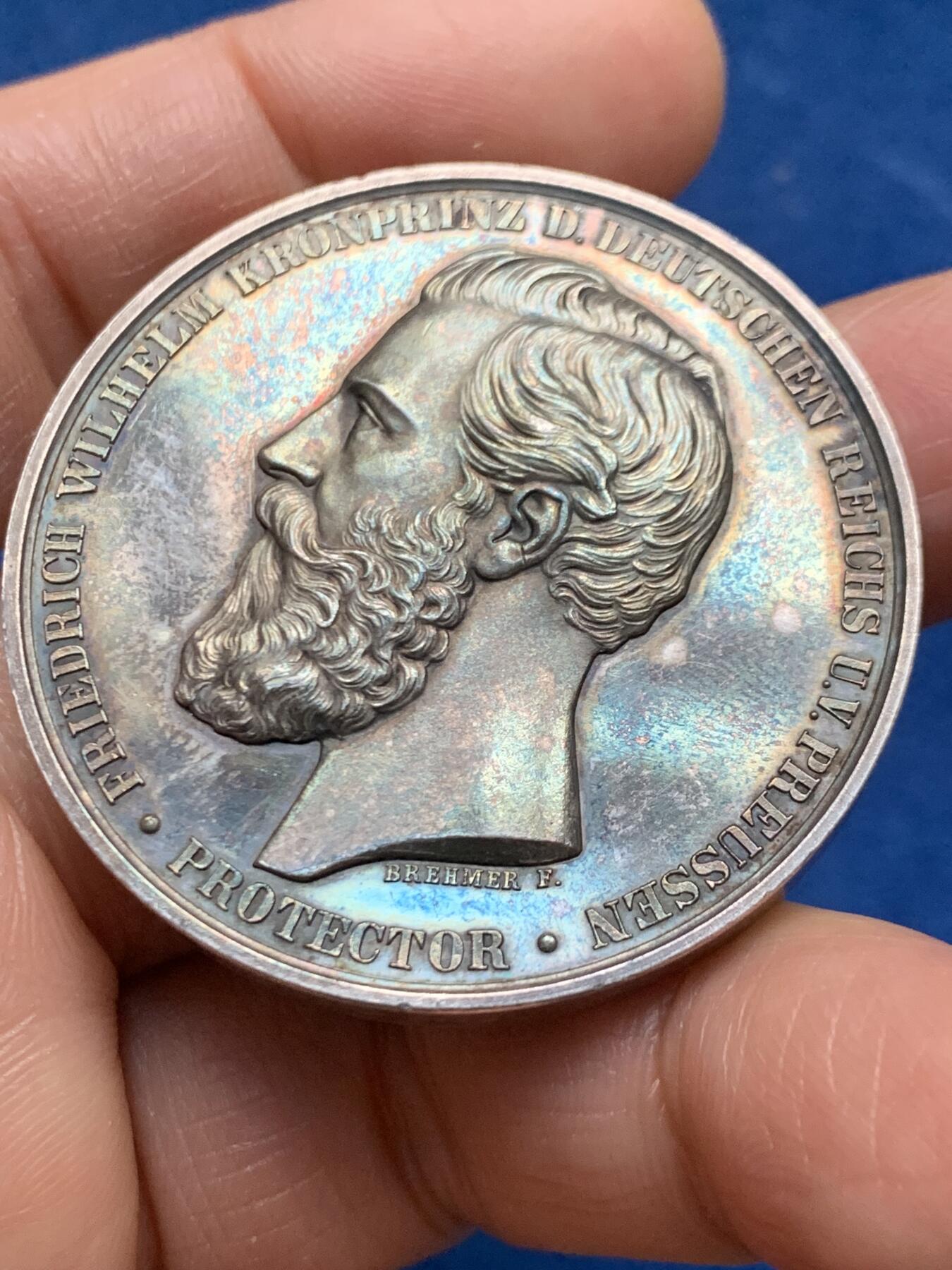 《竞宝斋》第463-465场 周日，周一，周二，3场连拍 （全场包邮）欢迎送拍 德国不来梅市大银章，1874年德国国际土木工程银章，直径43.3MM，49.45克，品相UNC，带彩，细节见图。