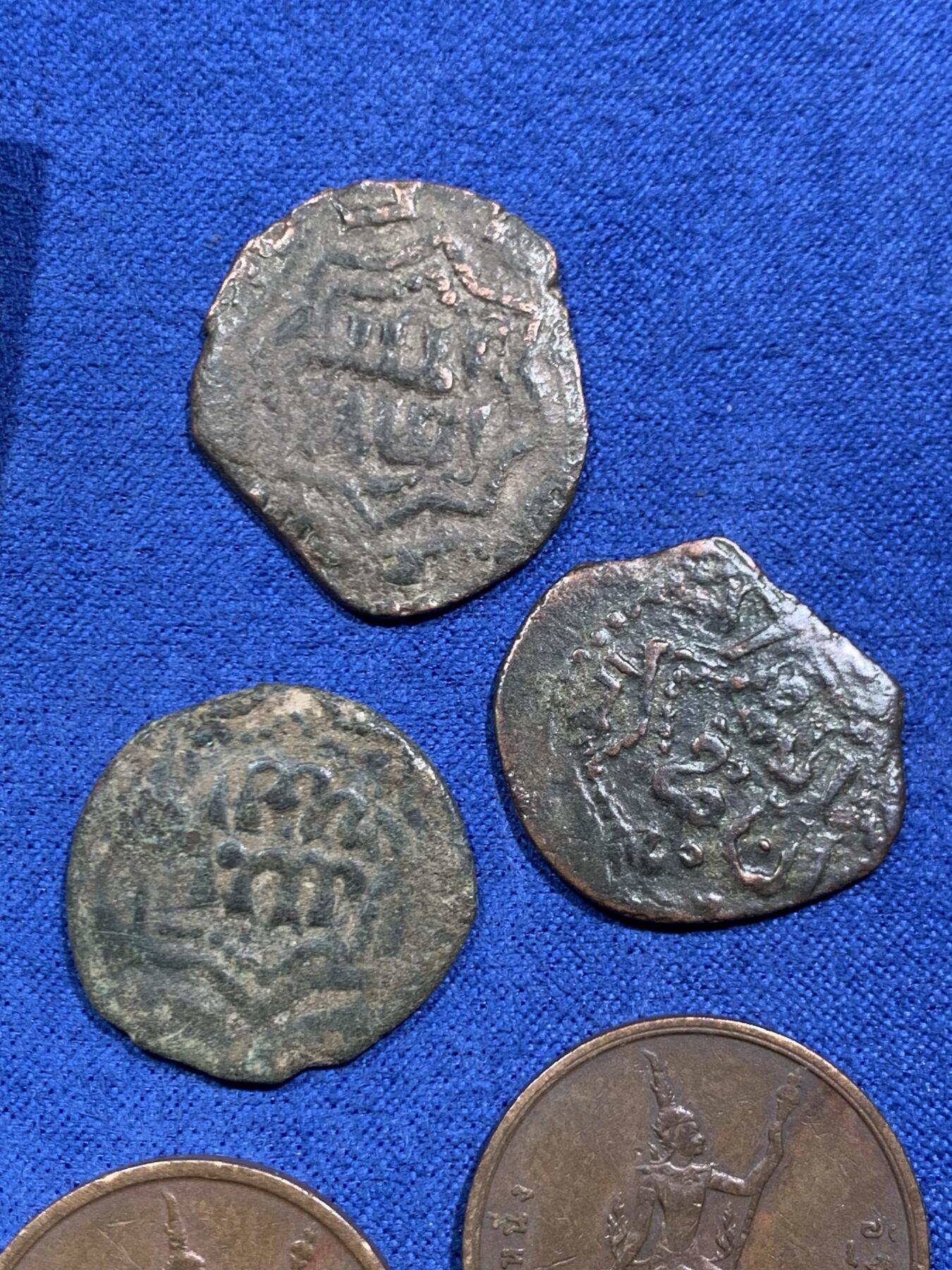 《竞宝斋》第463-465场 周日，周一，周二，3场连拍 （全场包邮）欢迎送拍 五枚一组 中世纪埃及阿尤布王朝八芒星法鲁斯铜币3枚和泰国1896年拉玛五世1阿特铜币2枚，日本藏家旧藏，比较少见的品种，整体保存不错。