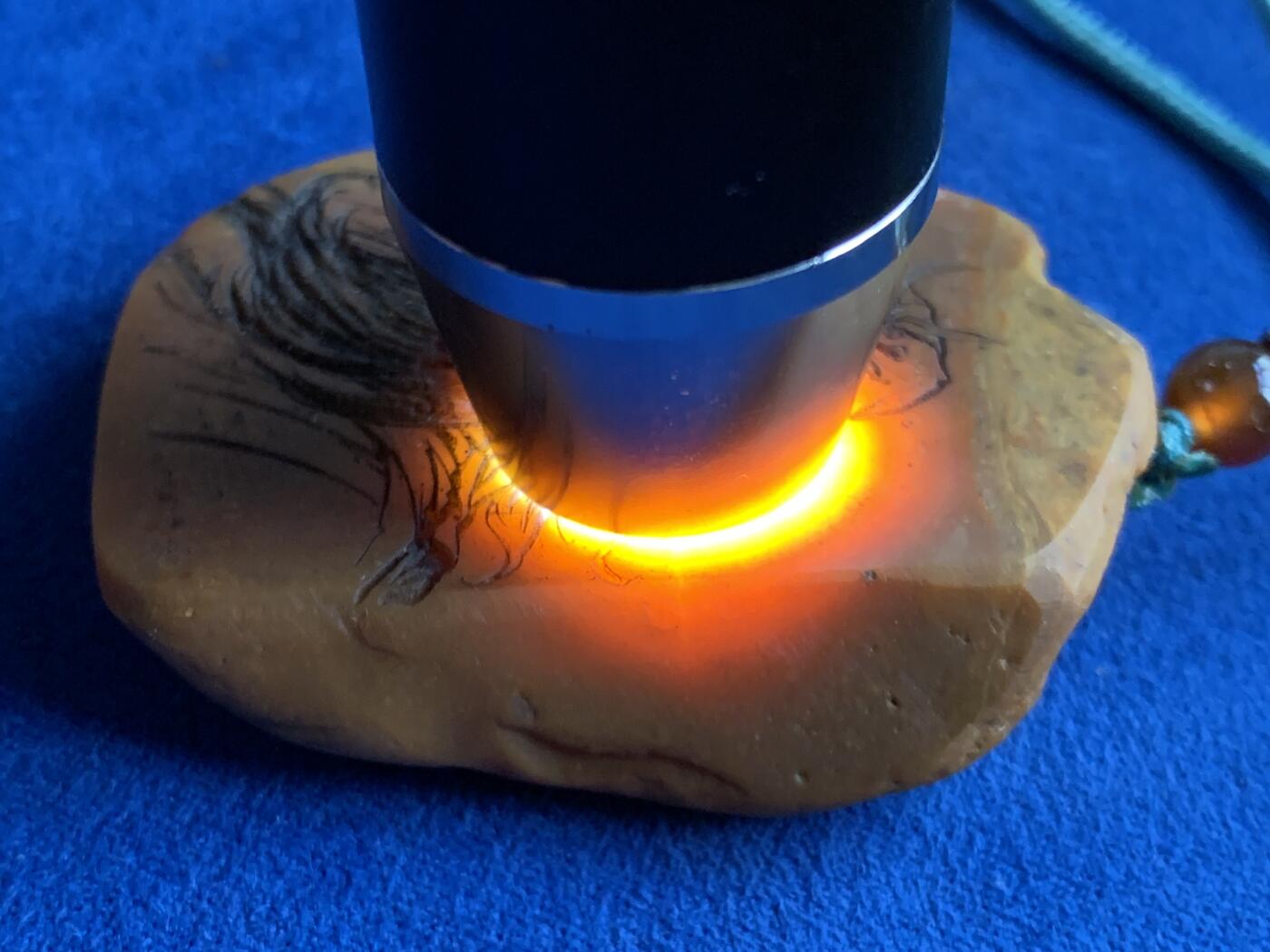 《竞宝斋》第463-465场 周日，周一，周二，3场连拍 （全场包邮）欢迎送拍 黄蜡石石雕·关羽 挂件，也可去绳做手把件，带绳重34.9克。佛教中，供奉关羽的偏殿是主财位，原石切面打磨，关羽的神态，飘逸的胡须刻画细腻