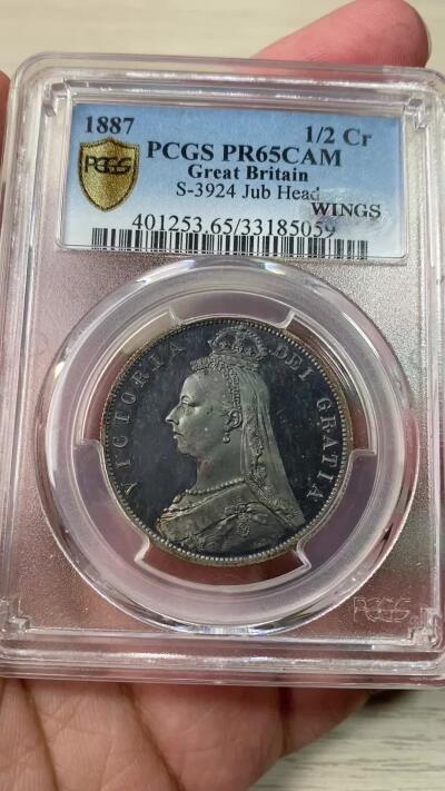 万国钱币拍卖第060期（万国六十期纪念大拍） PCGS PR65CAM 1887英国维多利亚女王精制高冠半克朗 出自发行量仅有1084的1887精制套币 英国最强盛时期的顶级工艺 高浮雕喷砂质感 深度镜面底板被原盒天鹅绒靛蓝彩完全包覆盖 WINGS贴标认证好状态 错过即无的顶级典藏品质 刚刚结束的日本环球拍卖65DC成交价约合人民币6万元