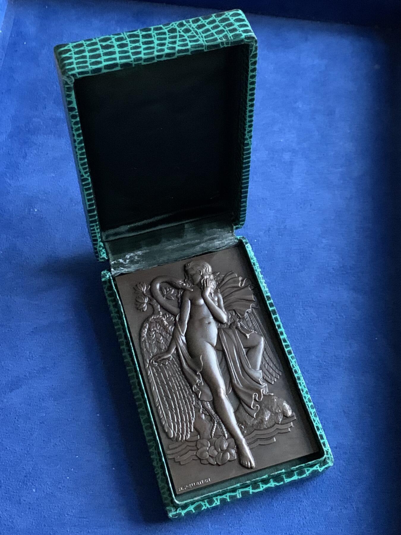 《竞宝斋》第463-465场 周日，周一，周二，3场连拍 （全场包邮）欢迎送拍 大版法国唯美少女铜章 新艺术时期浪漫主义清凉章 巴黎铸币厂铸造为1975年法国古董汽车俱乐部Tacot'sClubGascon纪念发行。呈现了一幅优雅而浪漫的艺术场景，描绘一位女性与天鹅的互动，女性形象充满古典美感，背景细节刻画精致，天鹅象征纯洁与优雅，整体充满艺术气息。 243g，100x61mm