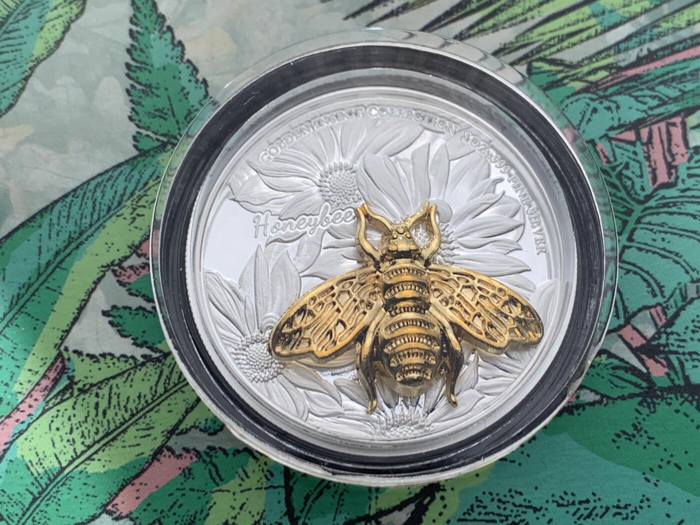 《竞宝斋》第463-465场 周日，周一，周二，3场连拍 （全场包邮）欢迎送拍 萨摩亚2021年5元X3套装精制银币 镀金昆虫-蝴蝶/蜜蜂/瓢虫 3盎司带3D镀金模型（蝴蝶坏了） 发行量：999 盒证全（证在盒子支撑后面）