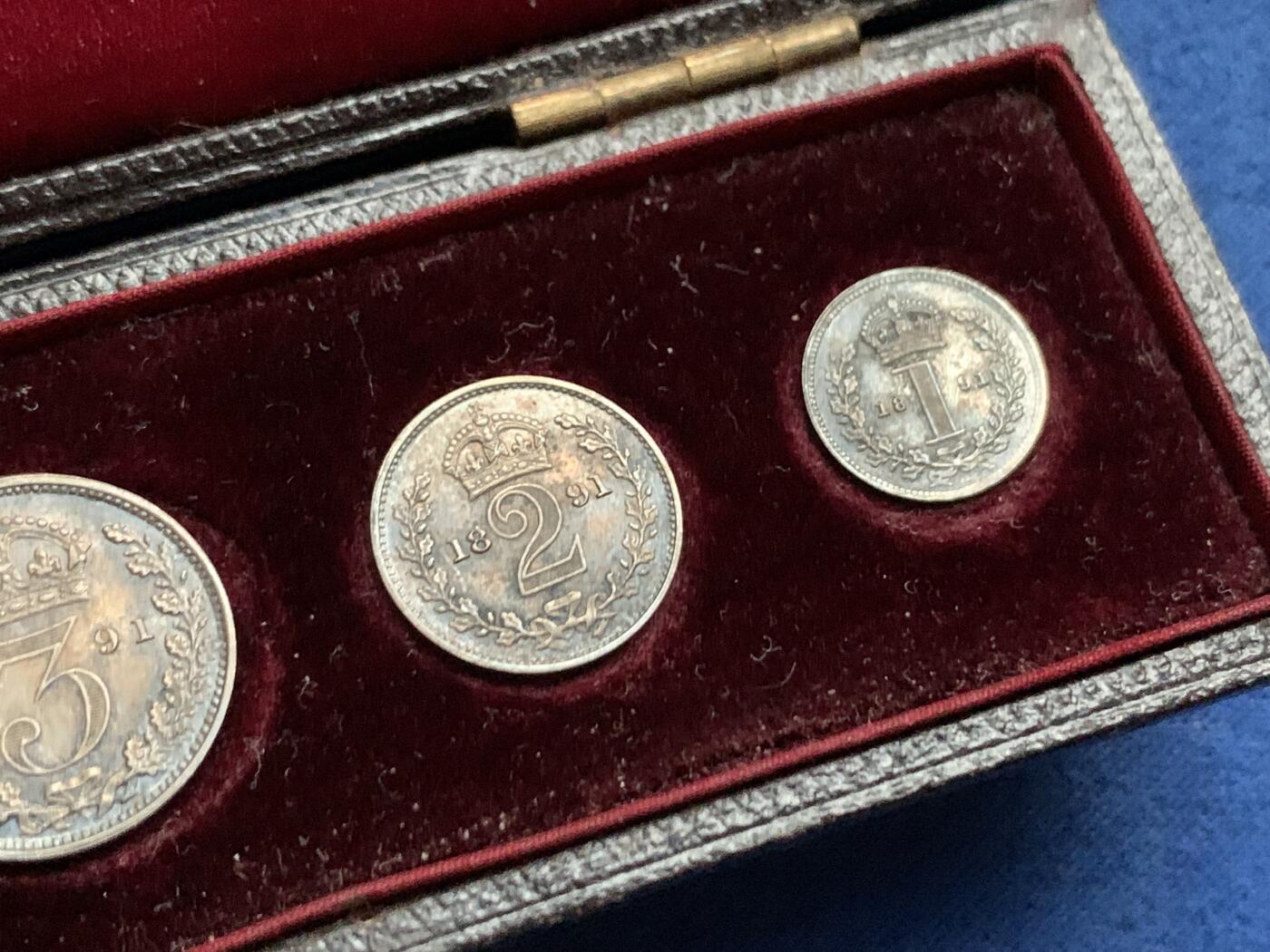 《竞宝斋》第463-465场 周日，周一，周二，3场连拍 （全场包邮）欢迎送拍 英国1891年维多利亚女皇高冠濯足节套币，状态很美，包浆漂亮，带原始盒