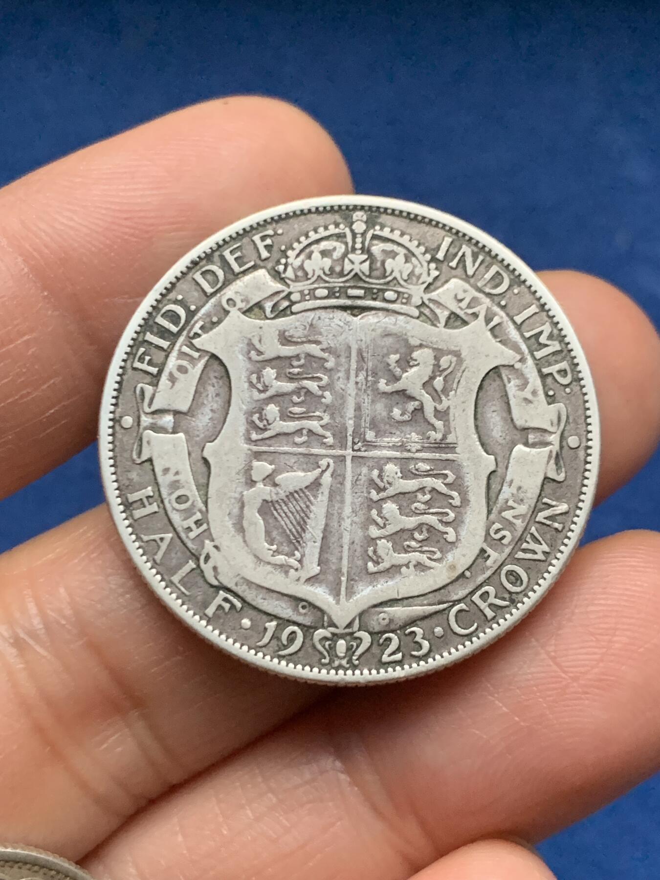 《竞宝斋》第463-465场 周日，周一，周二，3场连拍 （全场包邮）欢迎送拍 两枚一组 日本双凤五十钱银币 昭和12年（1937年）币面五彩包浆 转光很好 适合收藏 + 英国1923年半克朗银币 乔治五世像 13.8克 半银 流通品相 原汁原味 手盘很润！