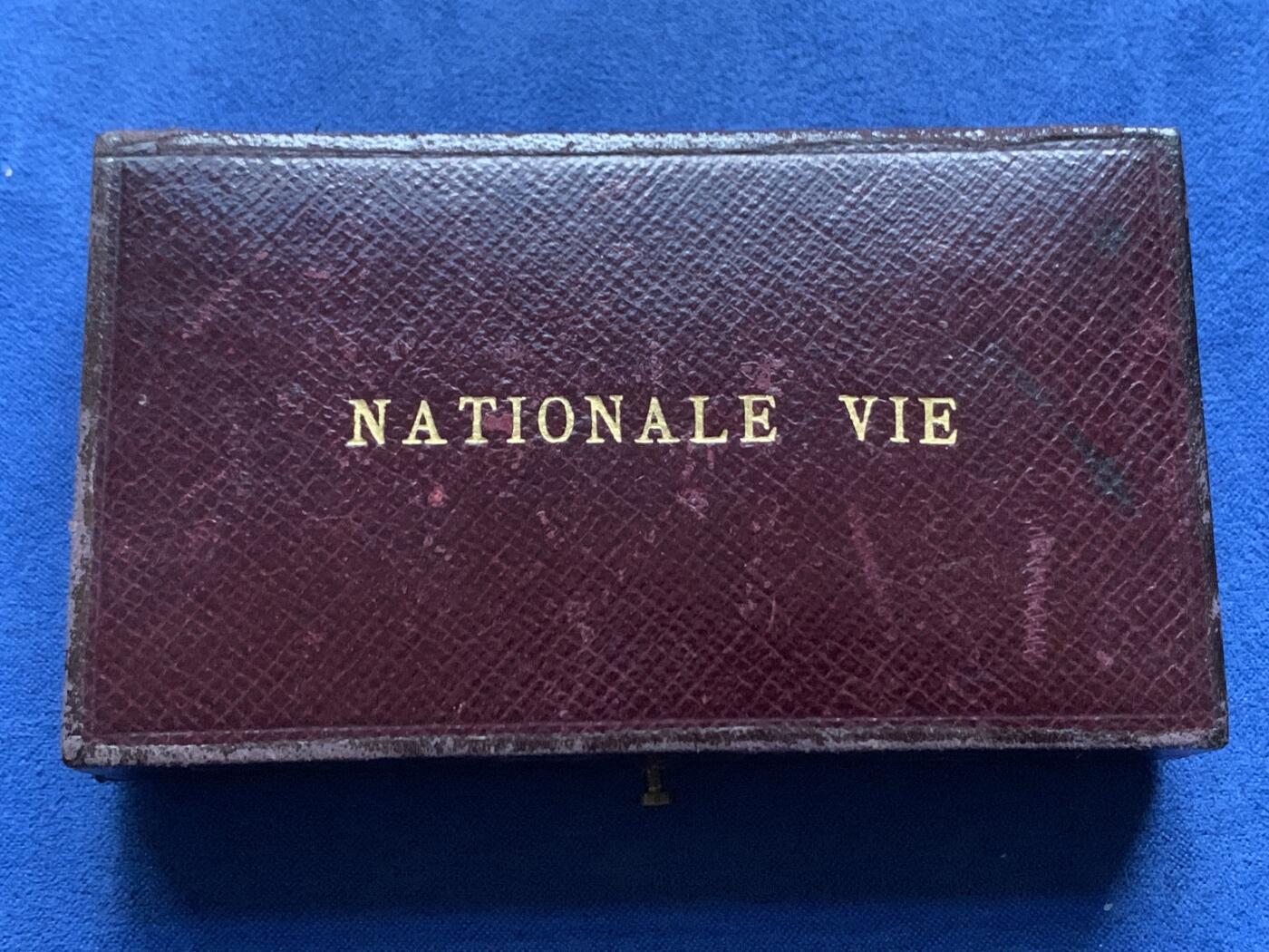 《竞宝斋》第463-465场 周日，周一，周二，3场连拍 （全场包邮）欢迎送拍 法国人寿保险公司银质八角代币 2枚装原装皮盒套装 出厂品相 皇家保险银质奖章 正面中央铭文