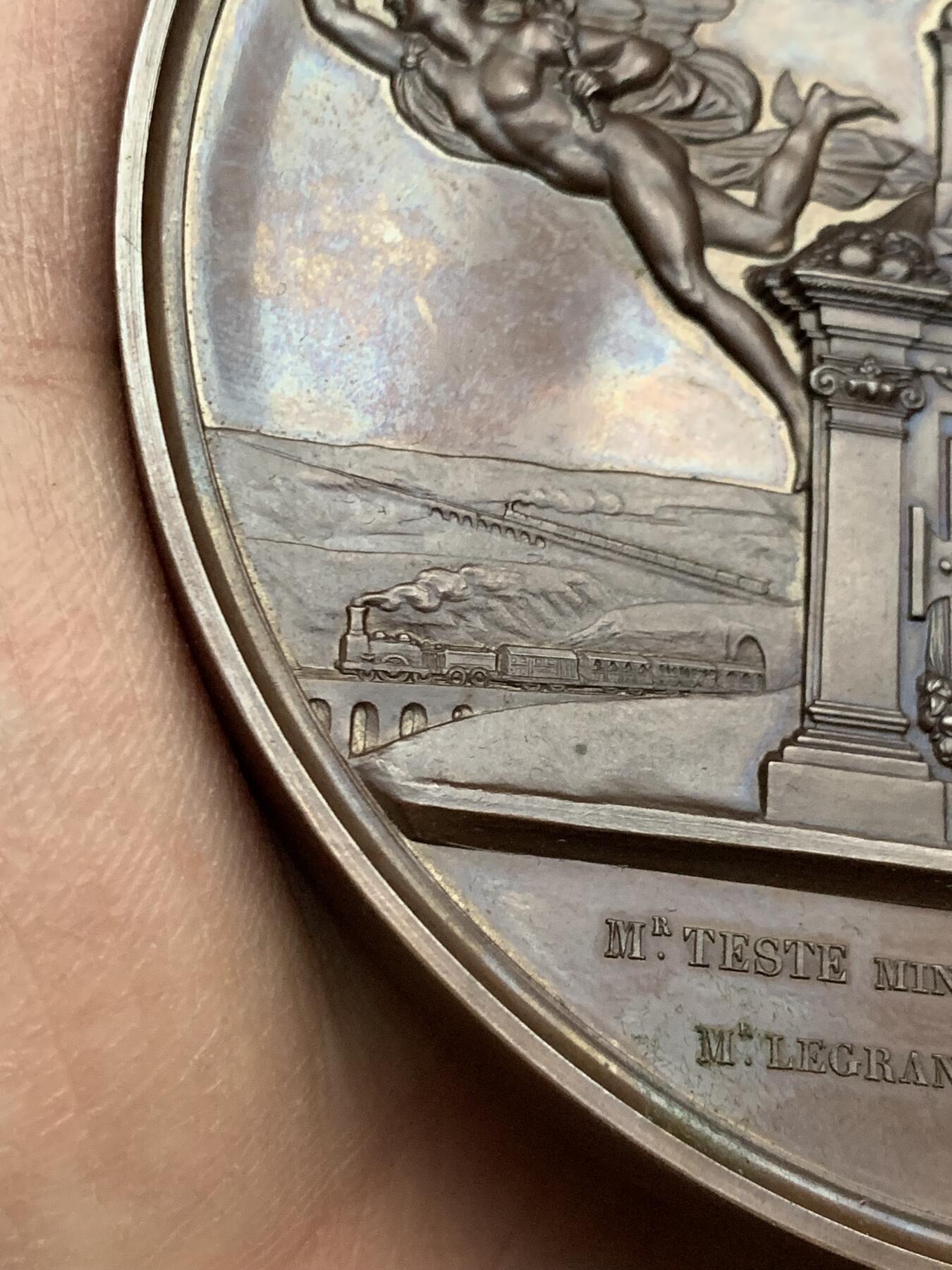 《竞宝斋》第463-465场 周日，周一，周二，3场连拍 （全场包邮）欢迎送拍 1842年法国波旁复辟时期路易-腓力一世铁路法确立纪念超大铜章 带原配木盒保存 过手最大的冲压章  实物非常震撼 品相保存极好 值得收藏 581.2克 111mm 船首铜标