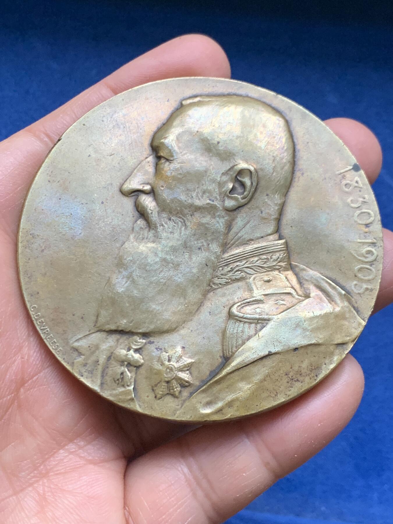 《竞宝斋》第463-465场 周日，周一，周二，3场连拍 （全场包邮）欢迎送拍 比利时王国1930年独立100周年纪念超大铜章，正面女神树下左手执旗右手擎花眺望远方日出出神，身畔狮王守护随行。背面国王利奥波德二世戎装带勋侧身像。直径：69.5mm，重量：127.5g