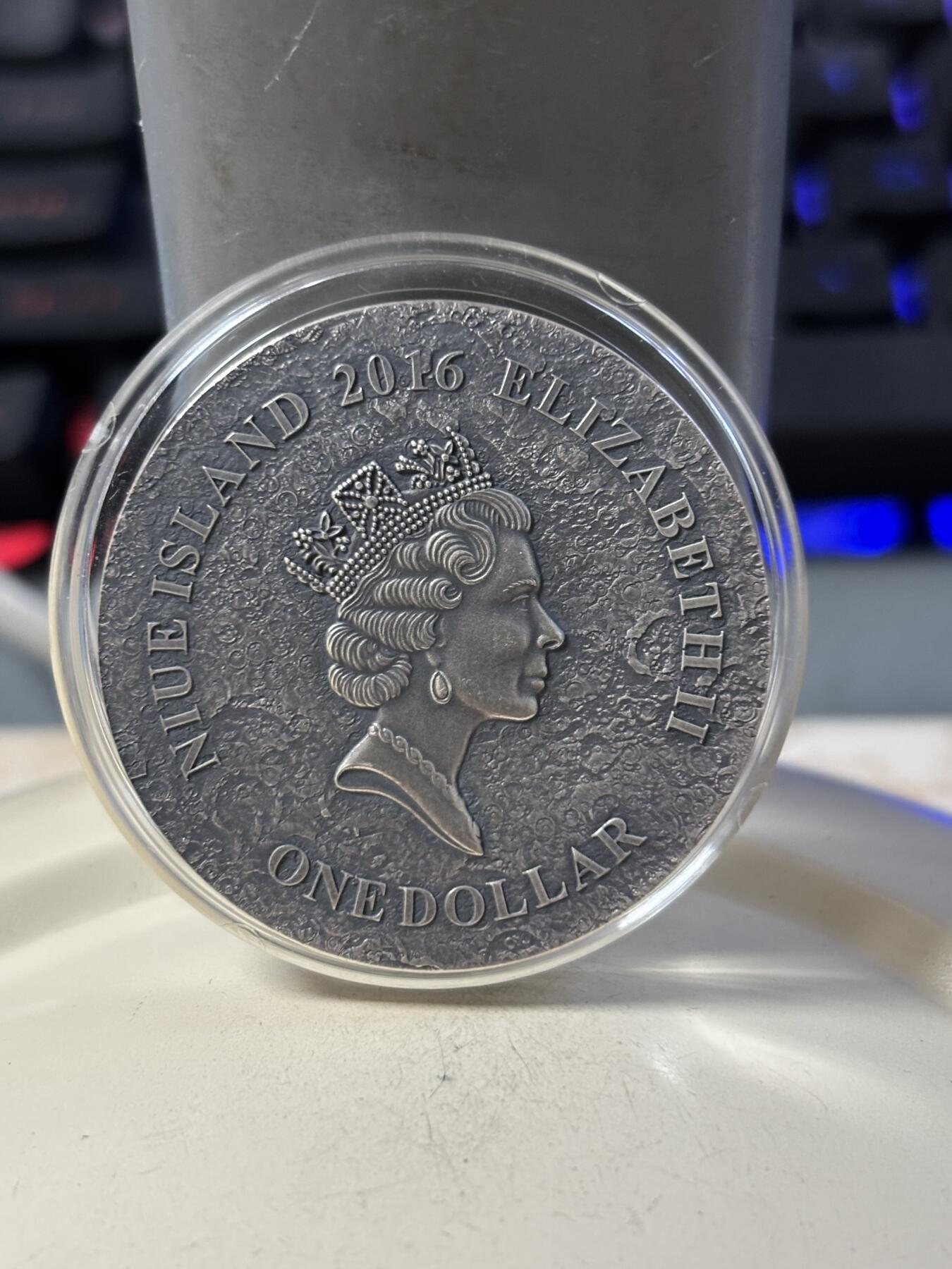 第190期拍卖 纽埃2016年镶嵌NWA6963火星陨石1盎司彩色纪念银币，999银，发行500枚