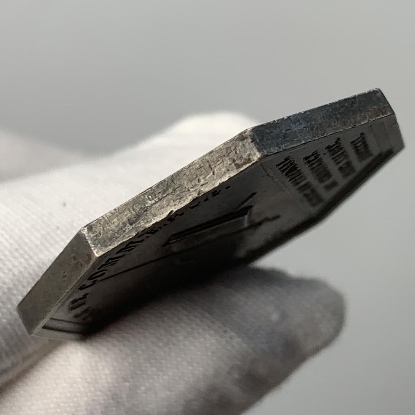 掌中浮雕-藏着的欧洲第052场 法国查理十世头像巴黎商业法庭八角银章，35.5mm，20.35g，光边无边铭