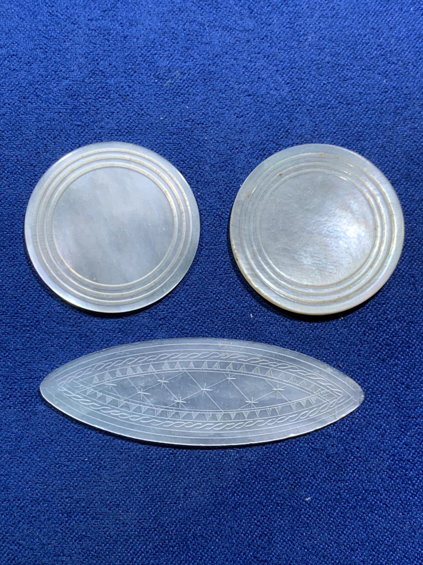 《竞宝斋》第463-465场 周日，周一，周二，3场连拍 （全场包邮）欢迎送拍 四枚一组 英国回流 清螺钿贝母筹码，菱型圆形，珠光水润，包括大型圆形厚片人物（有裂）一枚