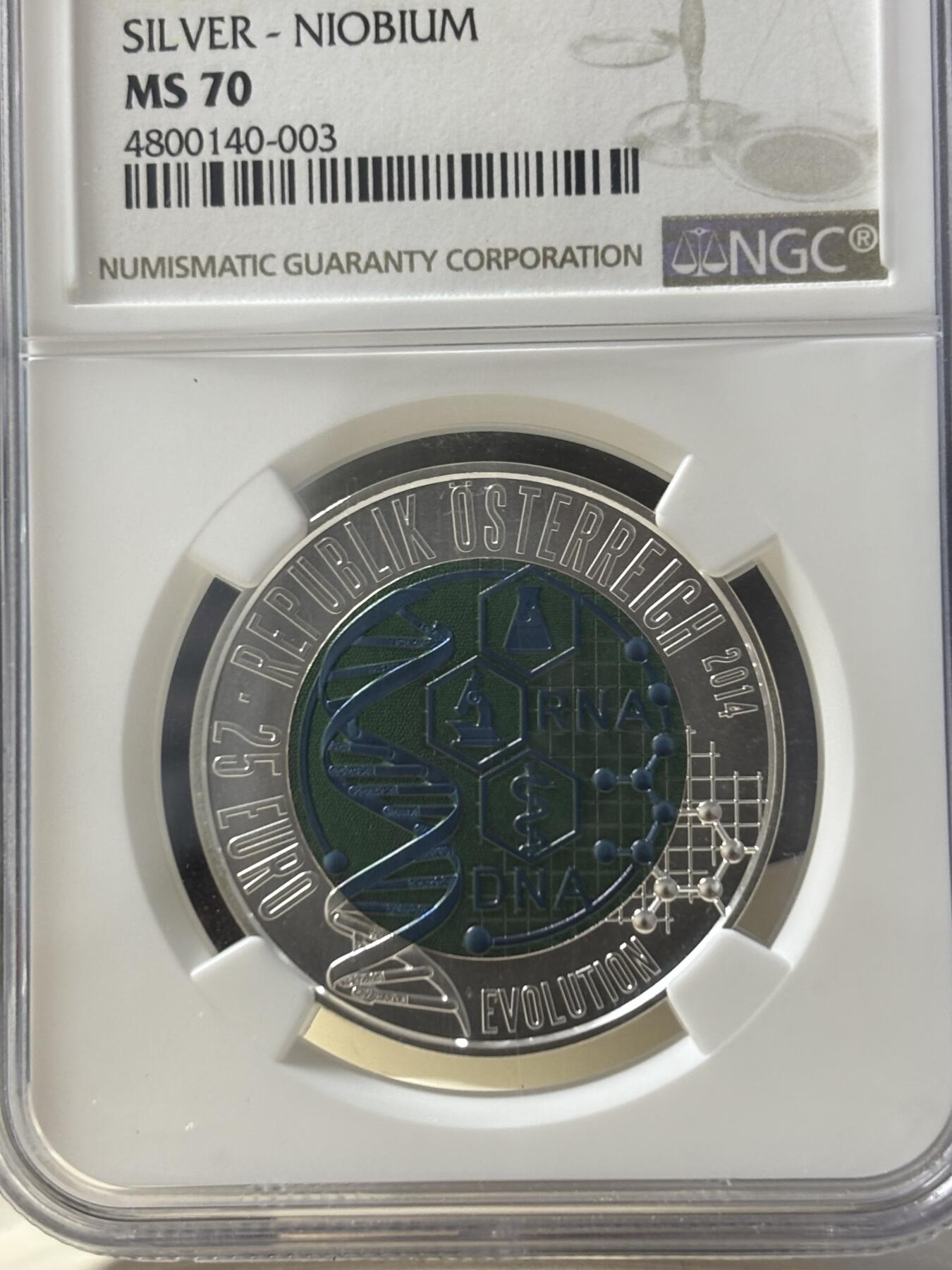 第190期拍卖 获奖奥地利2014进化论铌银镶双色纪念币NGCMS70，900银998铌，重量:10克和7.15克，发行：65000枚