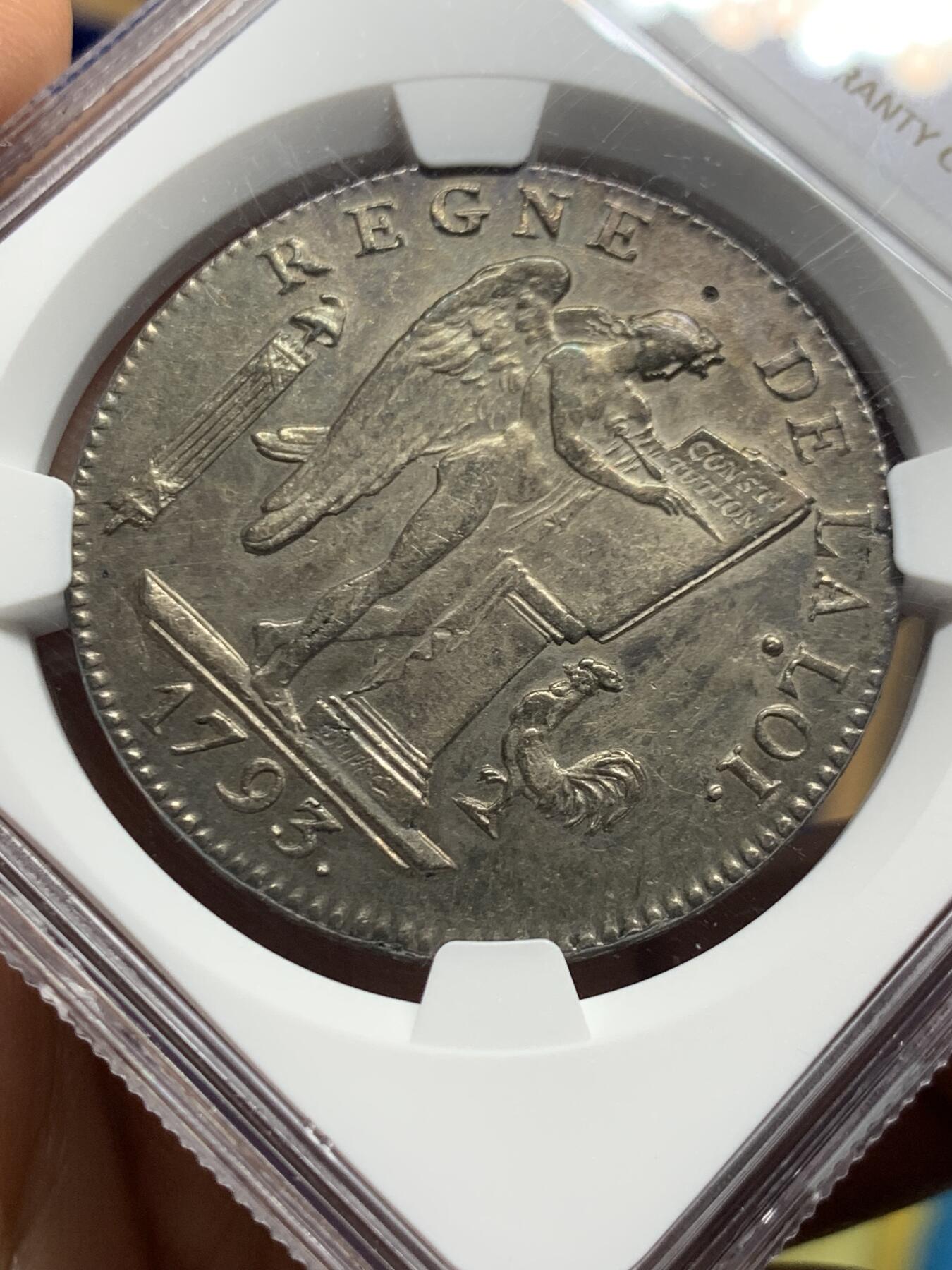 《竞宝斋》第463-465场 周日，周一，周二，3场连拍 （全场包邮）欢迎送拍 热门品种 NGC AU 法国国民公会时期1793年6里弗尔，天使埃居，品相好打制清晰，几乎没有流通磨损，状态很自然。铸造于国民公会时期(1792年9月21日-1795年10月26日)，持续时间很短，留存好品很少，此时路易十六已被斩首，因此正面由站立天使取代路易十六的头像，1793年为共和二年ANlI。天使顶上有一小凹，细节见图。