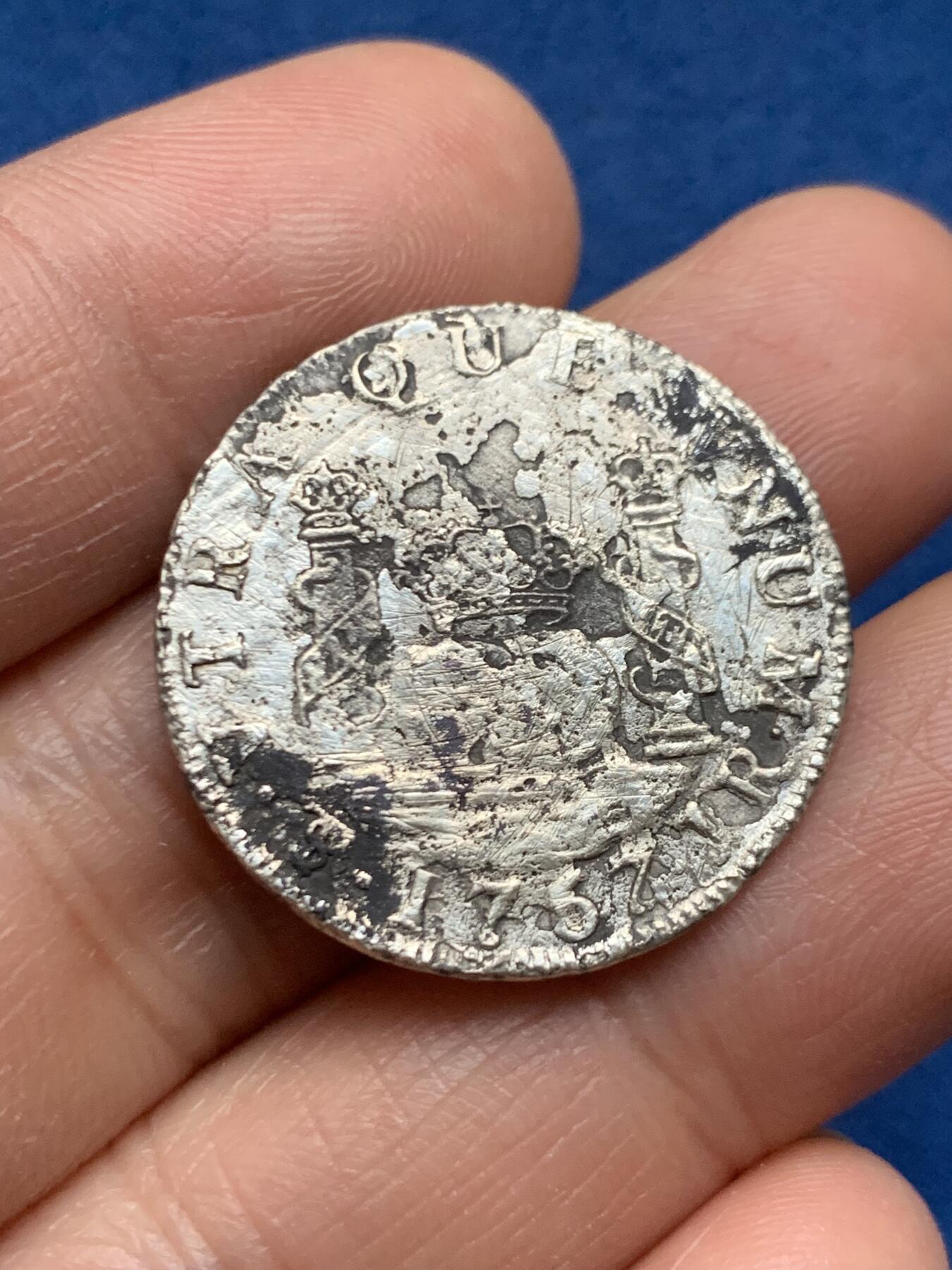 《竞宝斋》第463-465场 周日，周一，周二，3场连拍 （全场包邮）欢迎送拍 两枚一组 西属玻利维亚1767首年版2里亚尔地球双柱，有腐蚀，书价极高；西属秘鲁1754年1里亚尔地球双柱，有孔