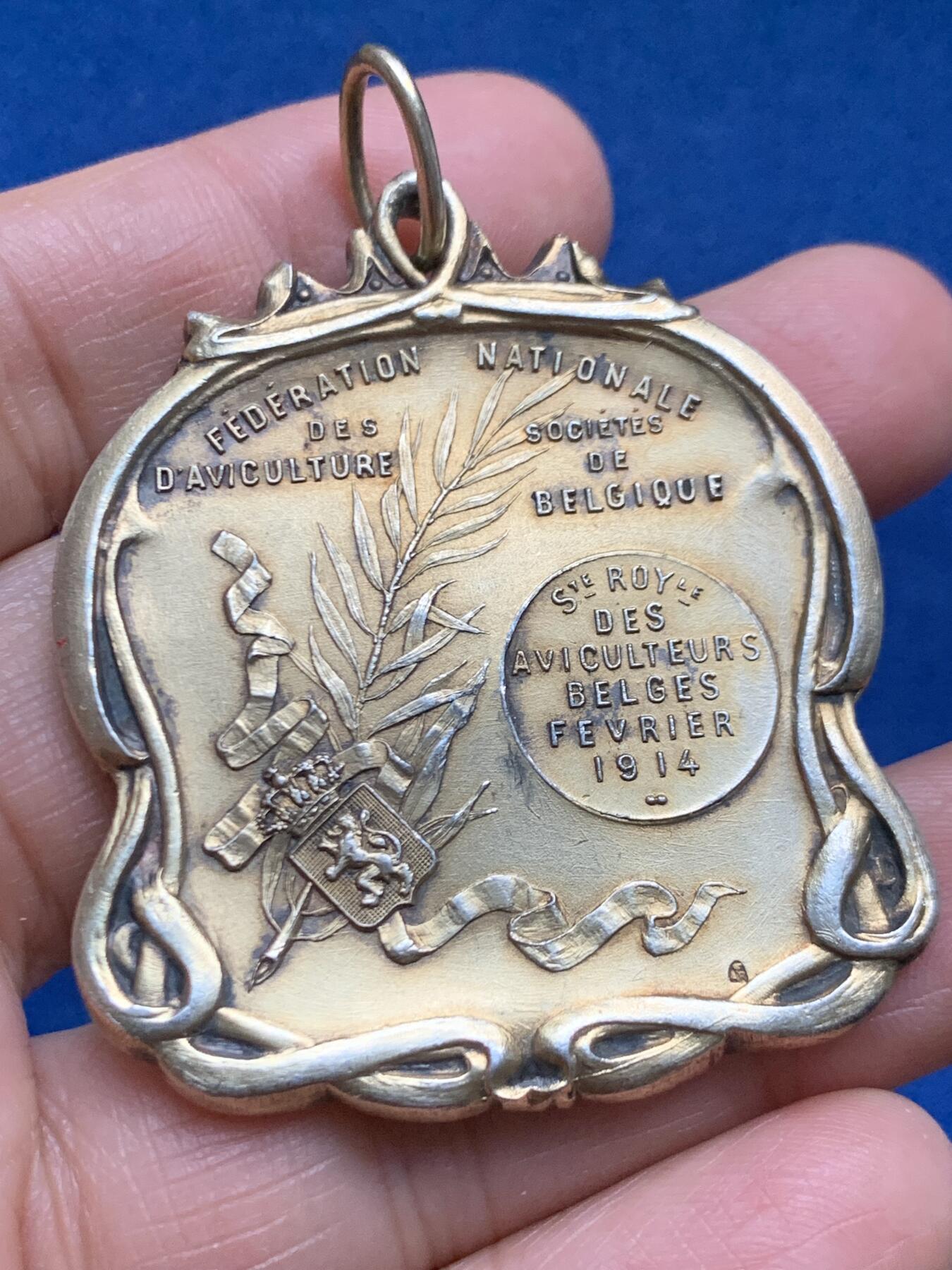 《竞宝斋》第463-465场 周日，周一，周二，3场连拍 （全场包邮）欢迎送拍 1914年比利时皇家家禽饲养异形银章 背面5点钟方向 48克 45*52mm