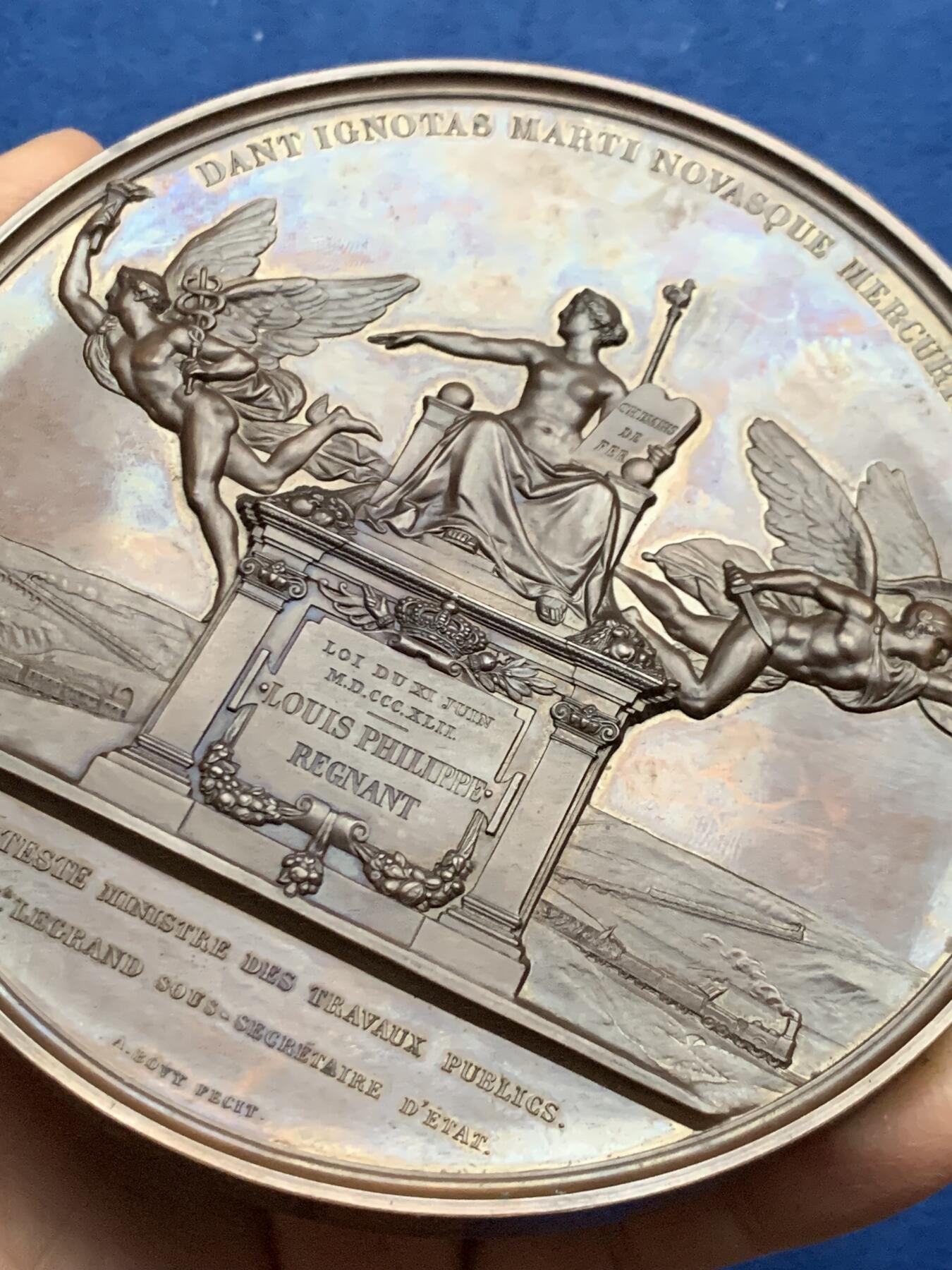 《竞宝斋》第463-465场 周日，周一，周二，3场连拍 （全场包邮）欢迎送拍 1842年法国波旁复辟时期路易-腓力一世铁路法确立纪念超大铜章 带原配木盒保存 过手最大的冲压章  实物非常震撼 品相保存极好 值得收藏 581.2克 111mm 船首铜标