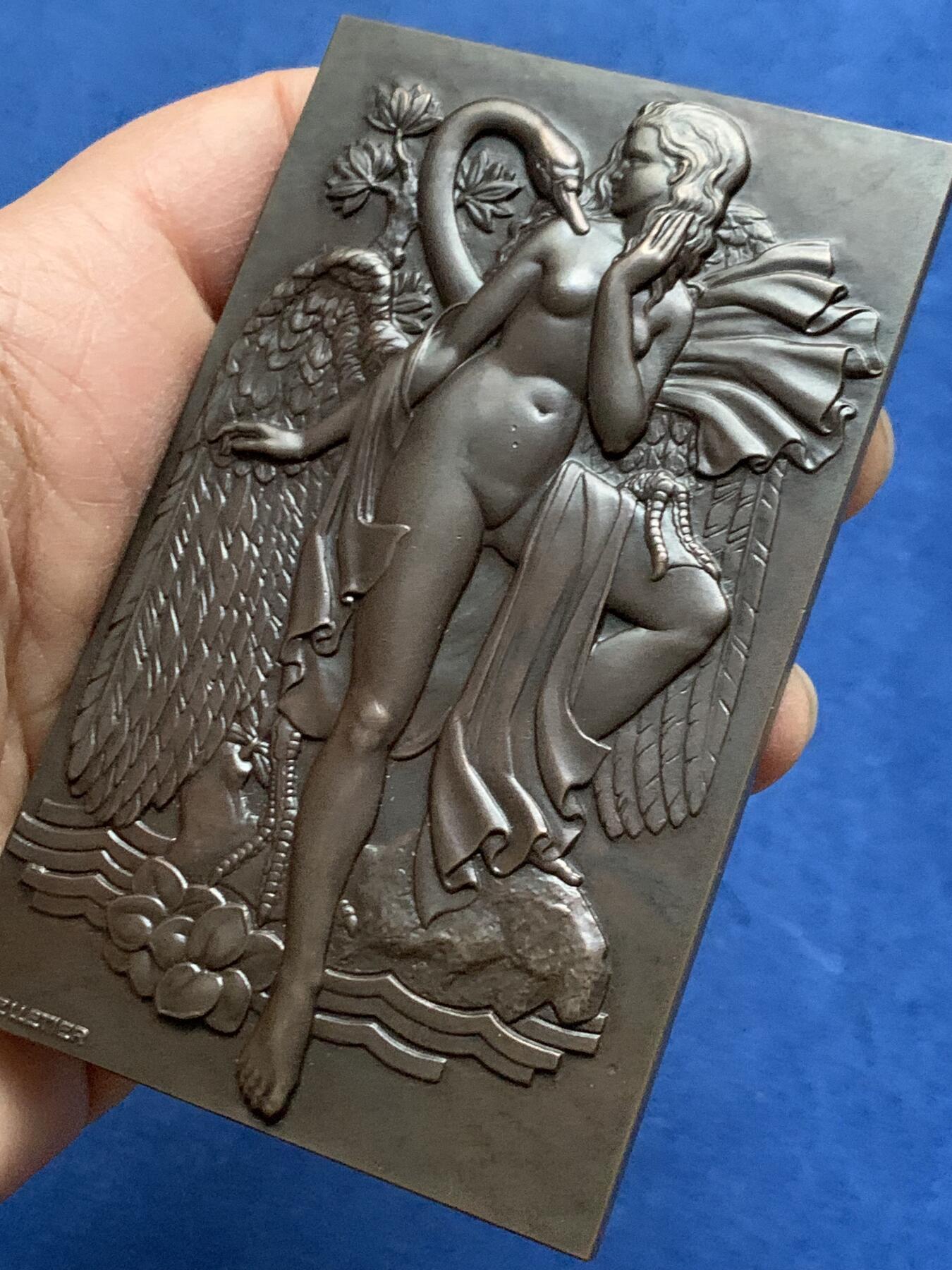 《竞宝斋》第463-465场 周日，周一，周二，3场连拍 （全场包邮）欢迎送拍 大版法国唯美少女铜章 新艺术时期浪漫主义清凉章 巴黎铸币厂铸造为1975年法国古董汽车俱乐部Tacot'sClubGascon纪念发行。呈现了一幅优雅而浪漫的艺术场景，描绘一位女性与天鹅的互动，女性形象充满古典美感，背景细节刻画精致，天鹅象征纯洁与优雅，整体充满艺术气息。 243g，100x61mm