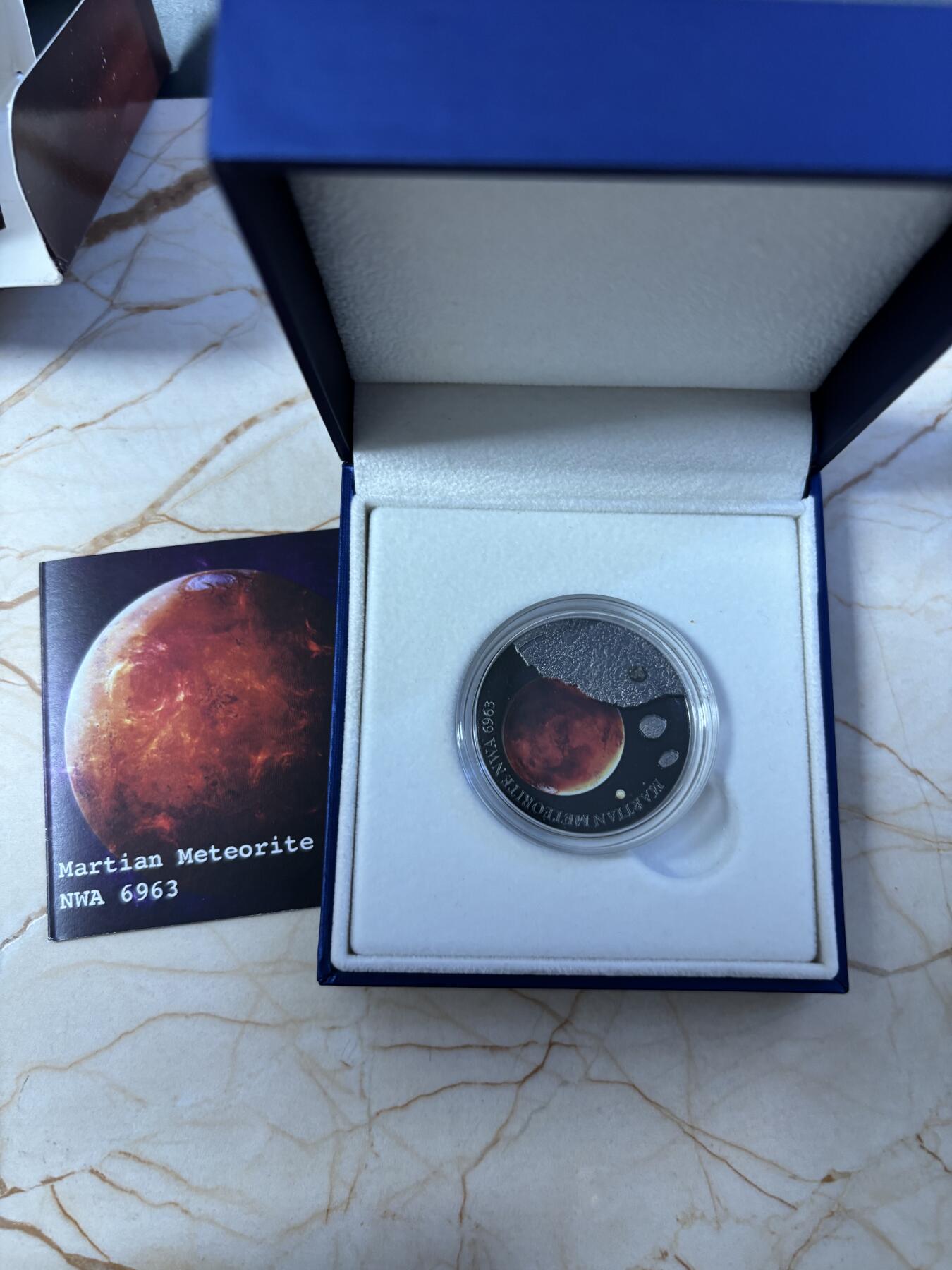 第190期拍卖 纽埃2016年镶嵌NWA6963火星陨石1盎司彩色纪念银币，999银，发行500枚