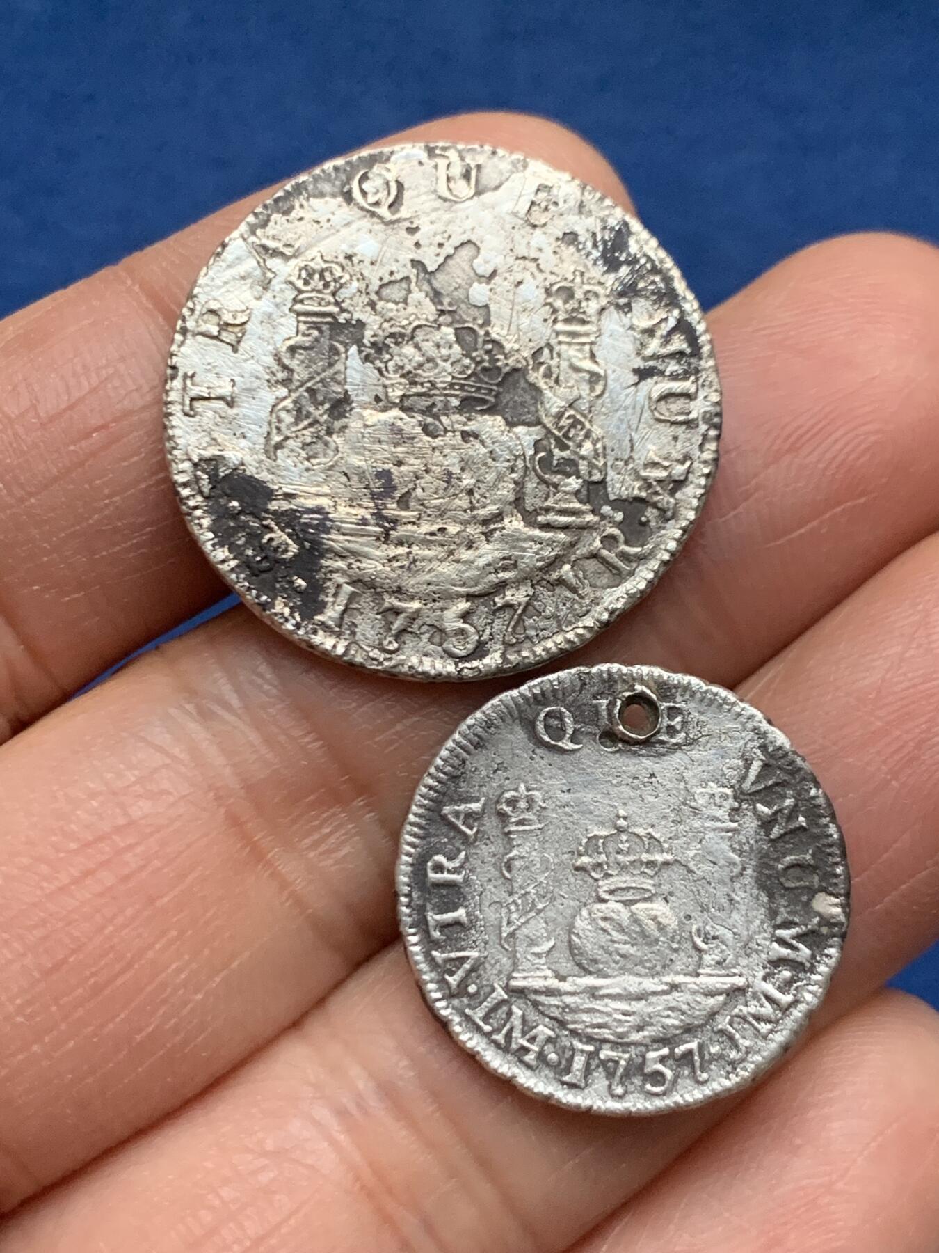 《竞宝斋》第463-465场 周日，周一，周二，3场连拍 （全场包邮）欢迎送拍 两枚一组 西属玻利维亚1767首年版2里亚尔地球双柱，有腐蚀，书价极高；西属秘鲁1754年1里亚尔地球双柱，有孔