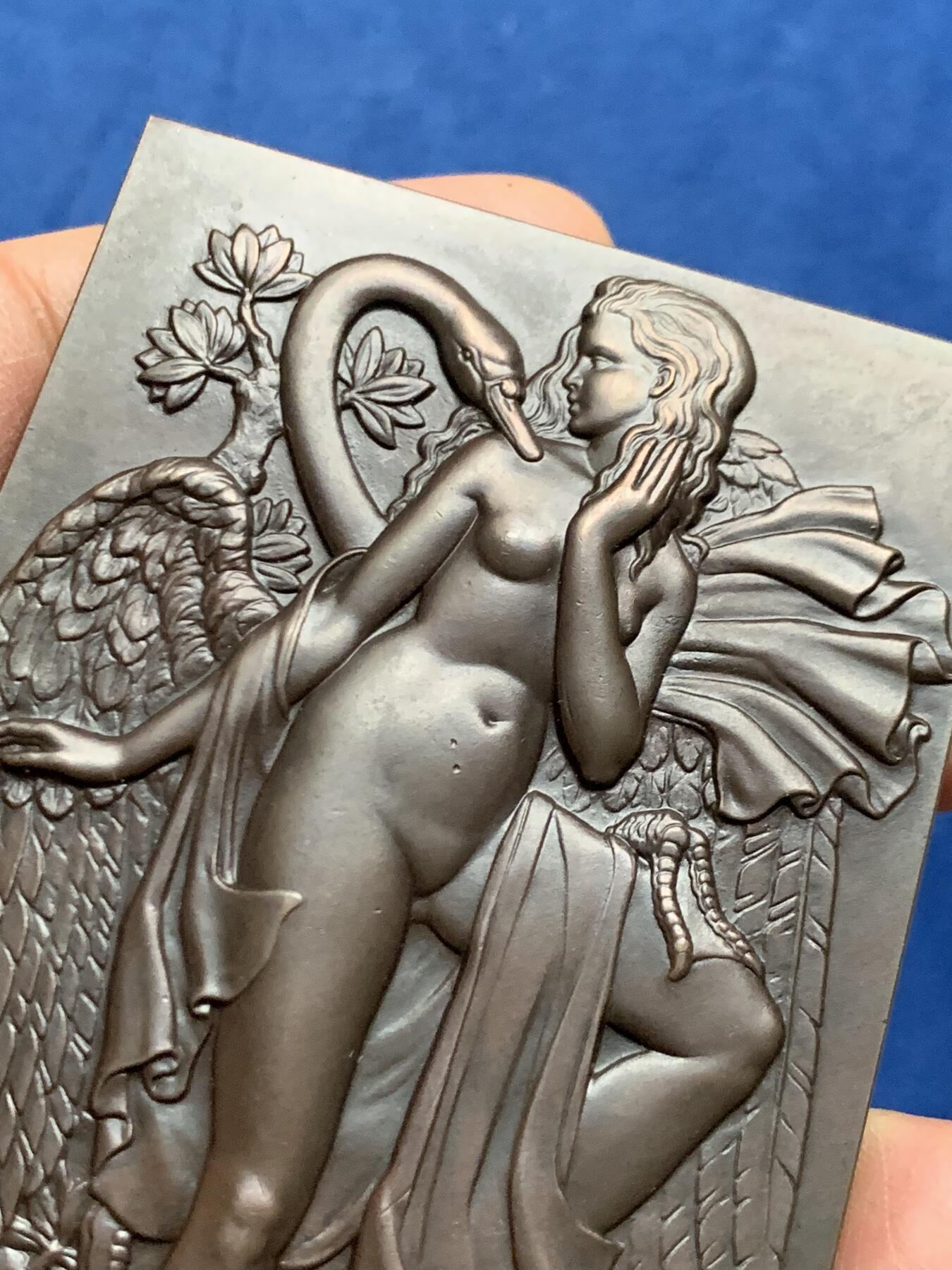 《竞宝斋》第463-465场 周日，周一，周二，3场连拍 （全场包邮）欢迎送拍 大版法国唯美少女铜章 新艺术时期浪漫主义清凉章 巴黎铸币厂铸造为1975年法国古董汽车俱乐部Tacot'sClubGascon纪念发行。呈现了一幅优雅而浪漫的艺术场景，描绘一位女性与天鹅的互动，女性形象充满古典美感，背景细节刻画精致，天鹅象征纯洁与优雅，整体充满艺术气息。 243g，100x61mm