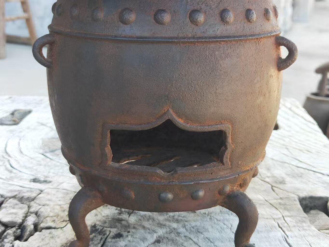 晚清，铸铁制造，千秋如意，福寿一体小茶炉一件。形壮象个鼓，并且上下两趟鼓钉，顶部铸有，千秋如意四个字，转圈铸有六个蝙蝠，两个兽头。底部炉条和炉身一体。整体造型美观大气，寓意深远，全品完整无残，包老。 尺寸直径19/高23Cm  重8.1斤